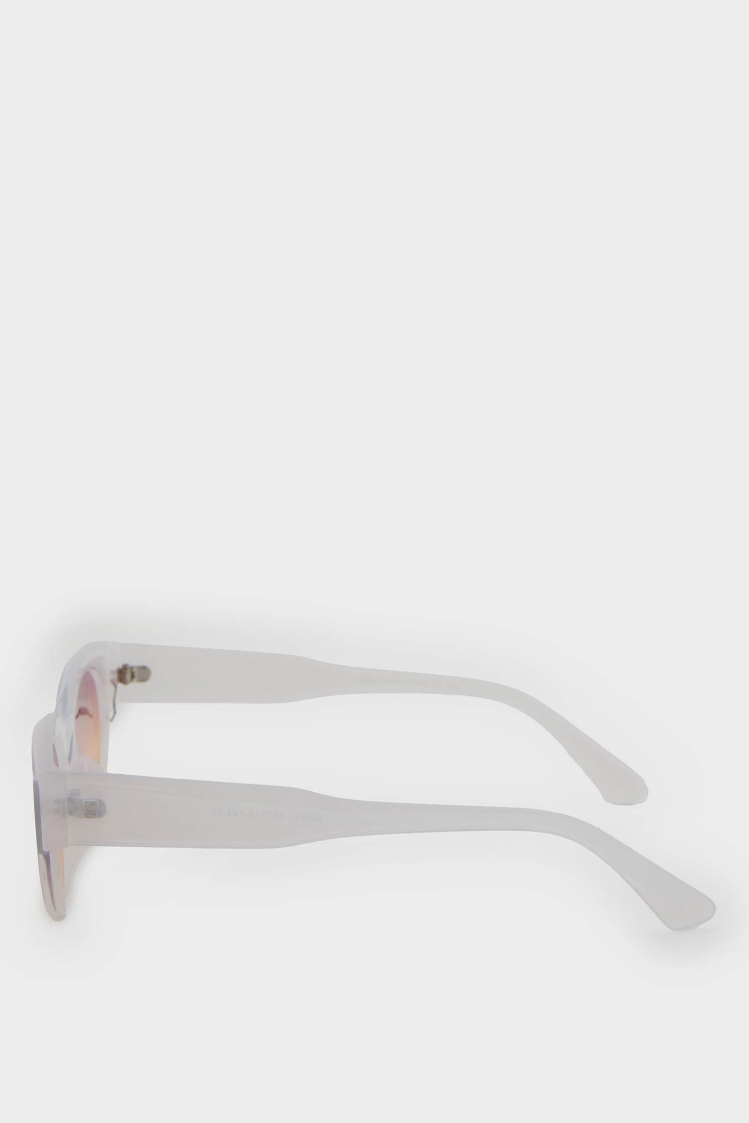 Woman Round Sunglasses