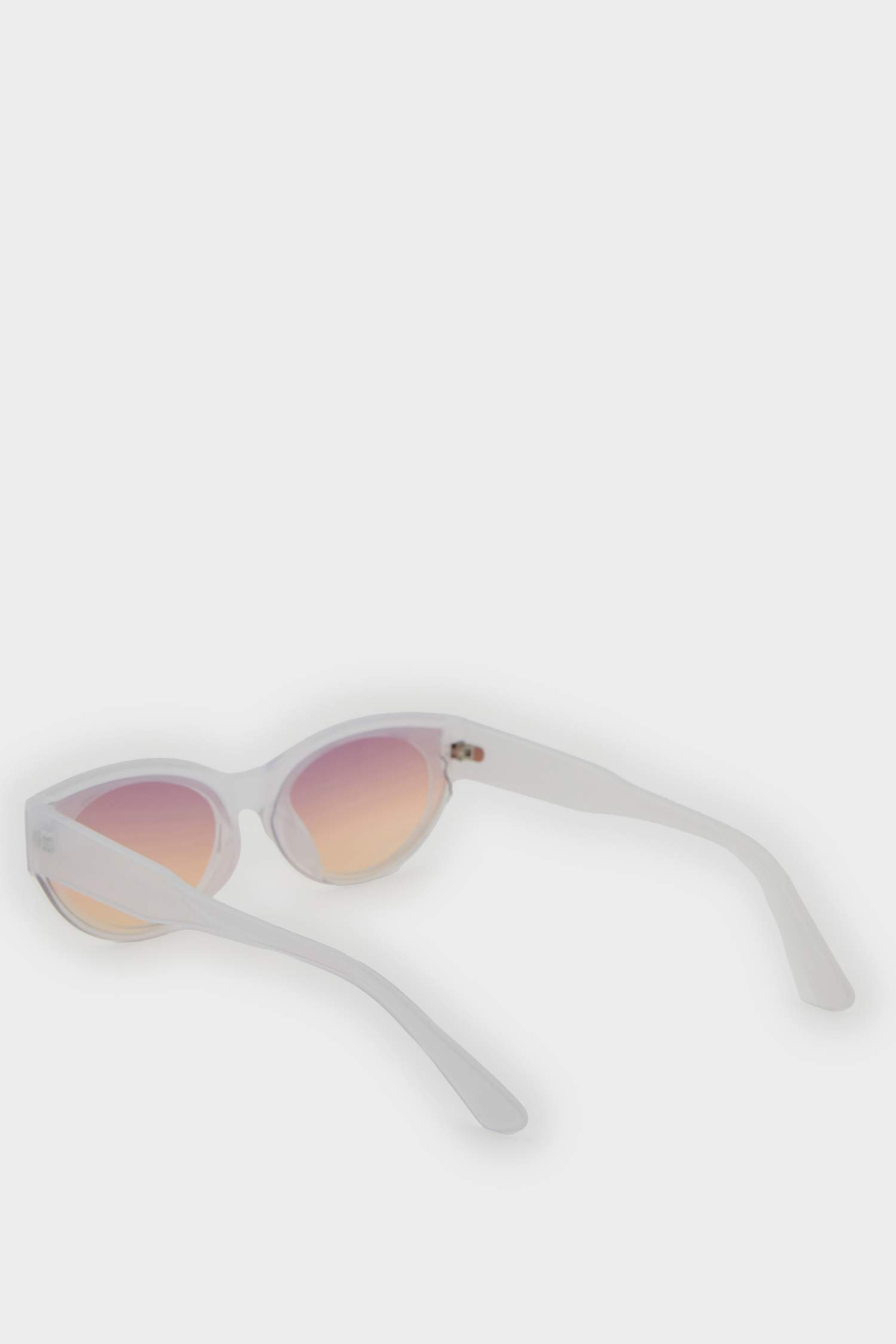 Woman Round Sunglasses