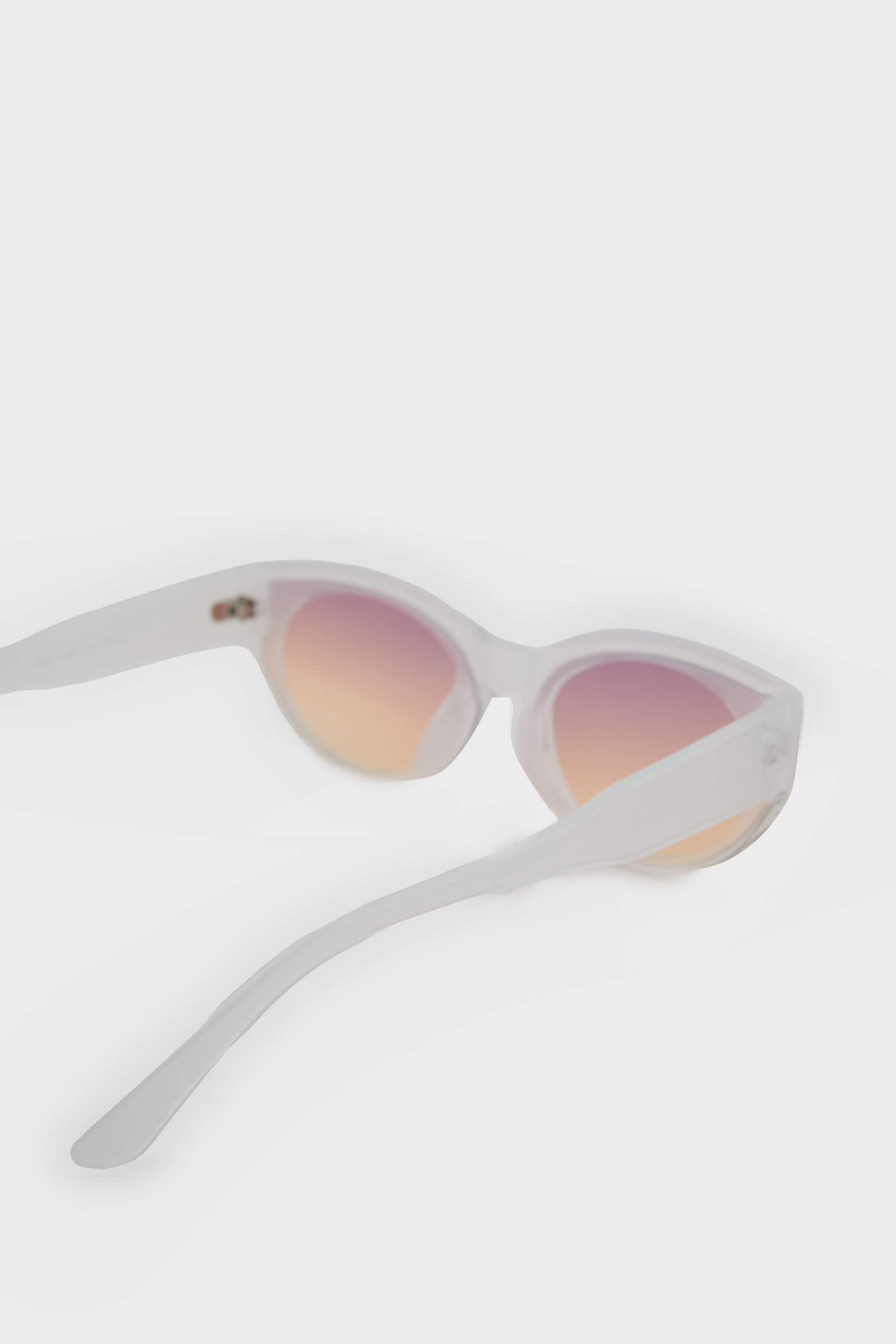 Woman Round Sunglasses