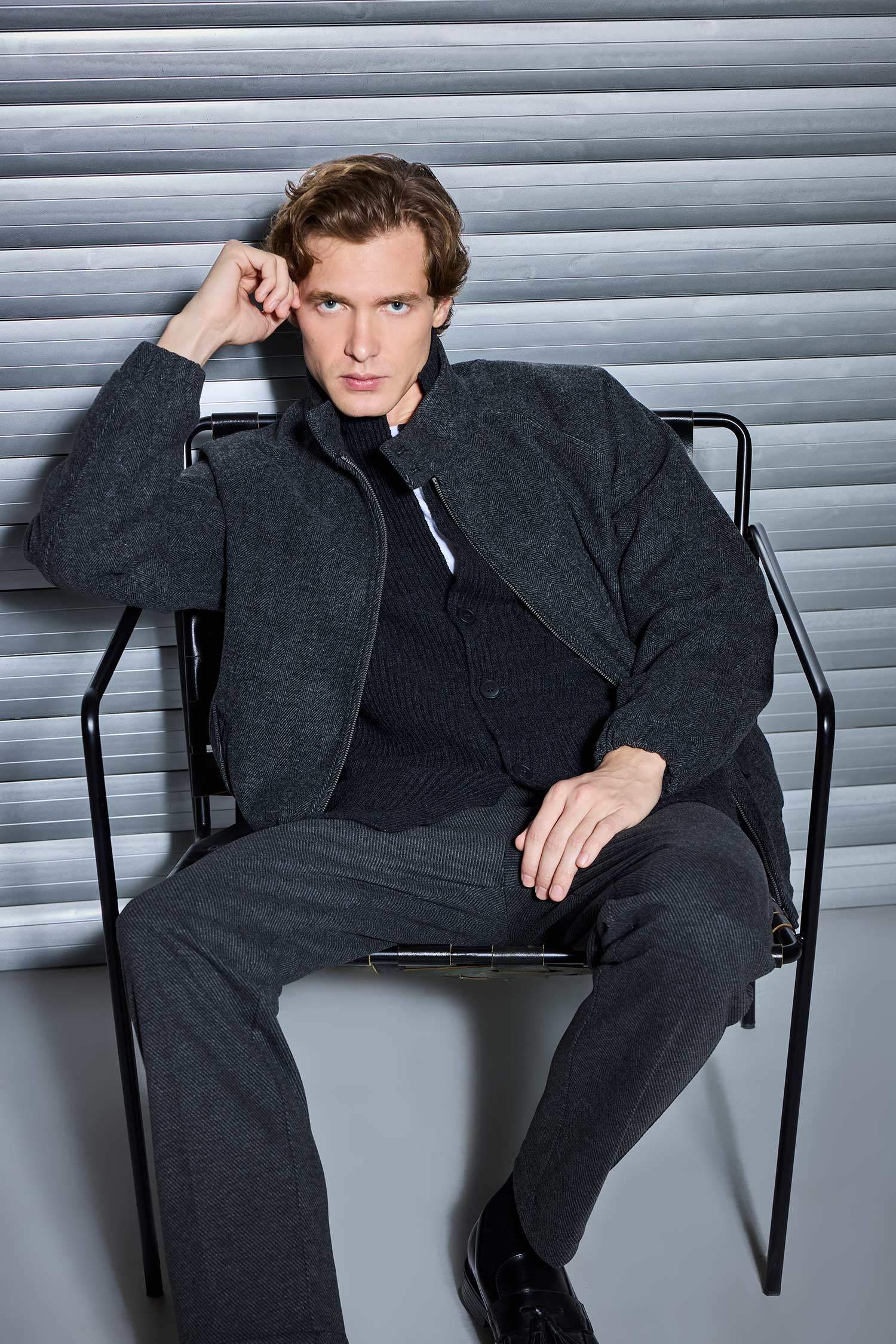 جاكيت خفيف قصة عادية وياقة عالية بجيب