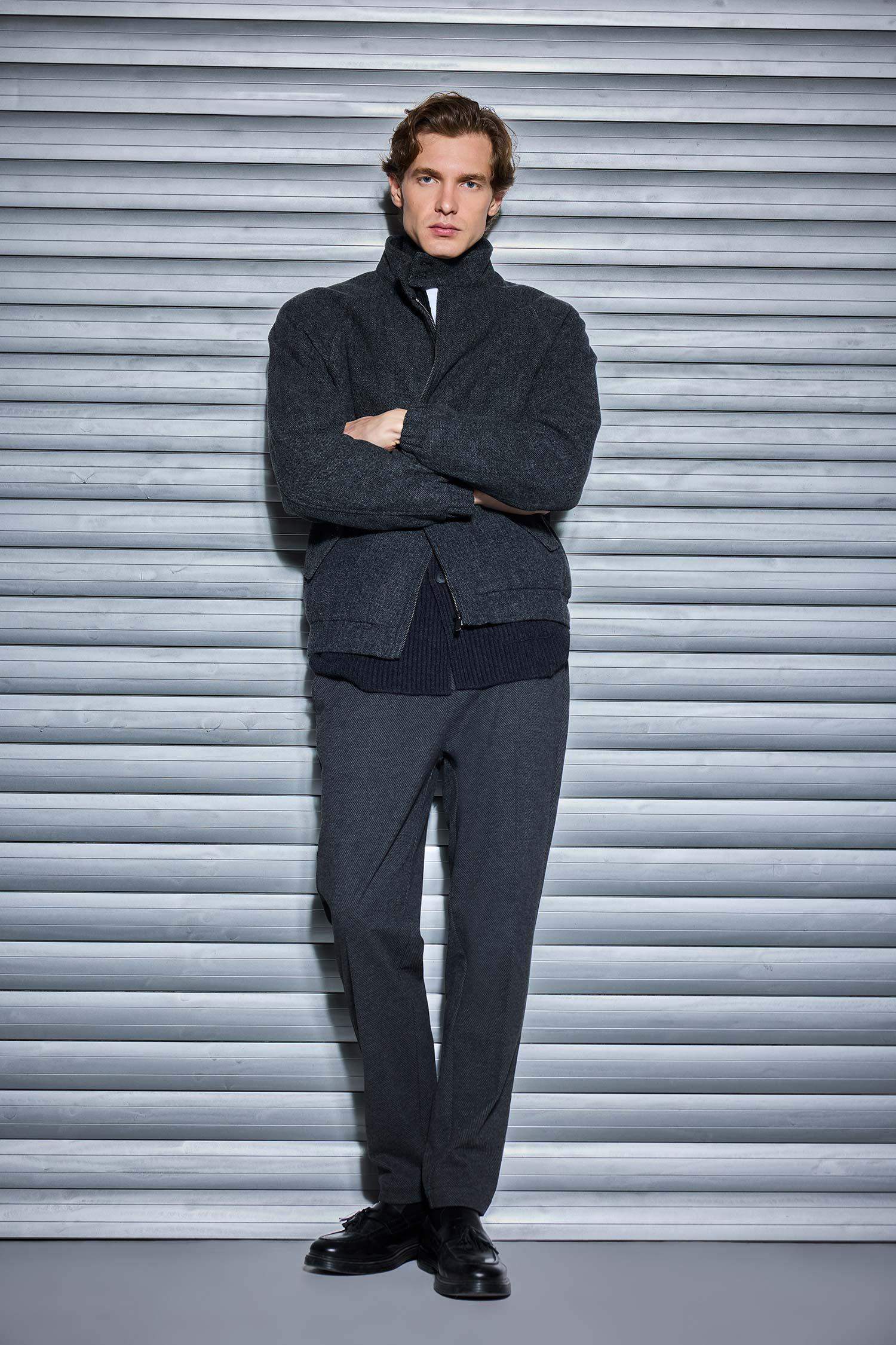 جاكيت خفيف قصة عادية وياقة عالية بجيب