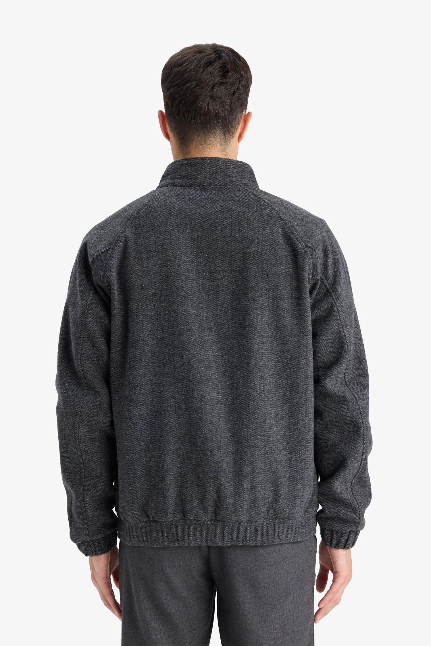 جاكيت خفيف قصة عادية وياقة عالية بجيب