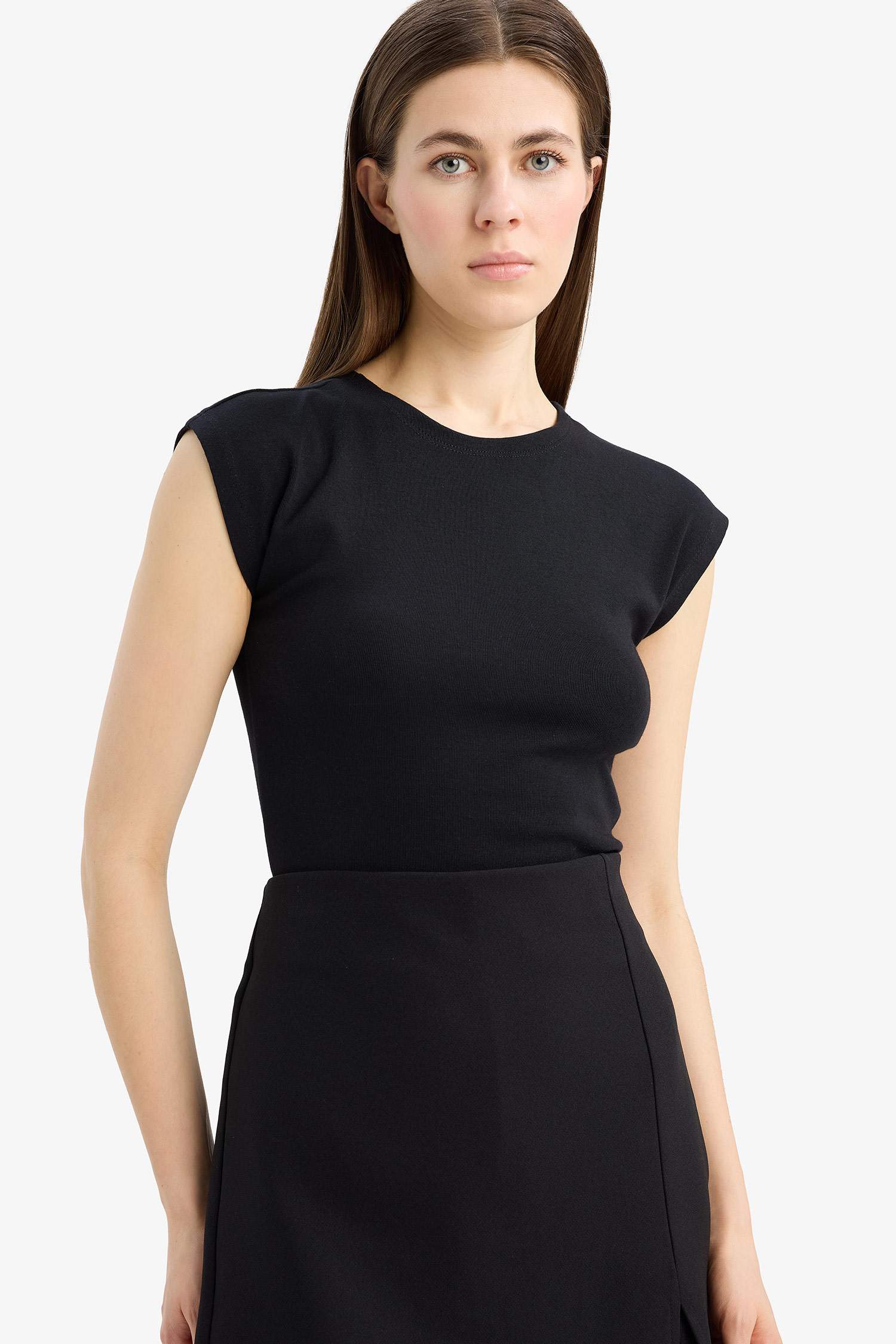 تيشيرت نص ردن بيزك سادة سليم فيت برقبة مستديرة