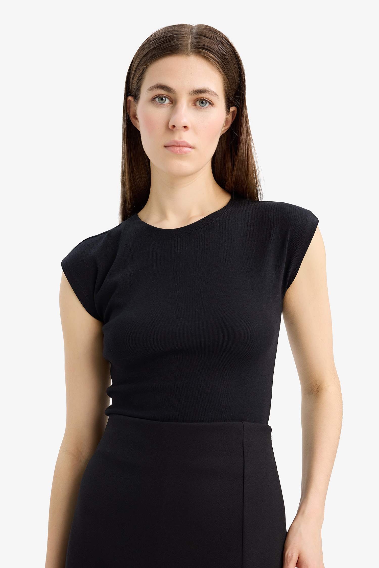 تيشيرت نص ردن بيزك سادة سليم فيت برقبة مستديرة