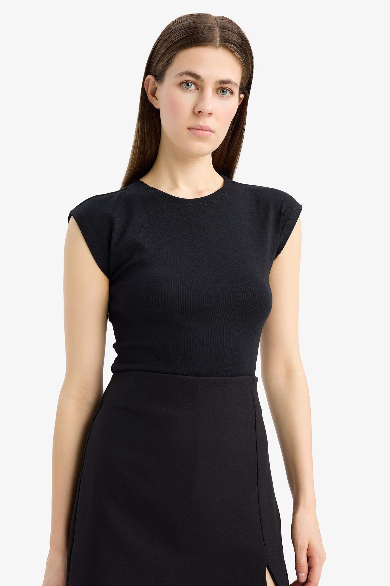 تيشيرت نص ردن بيزك سادة سليم فيت برقبة مستديرة