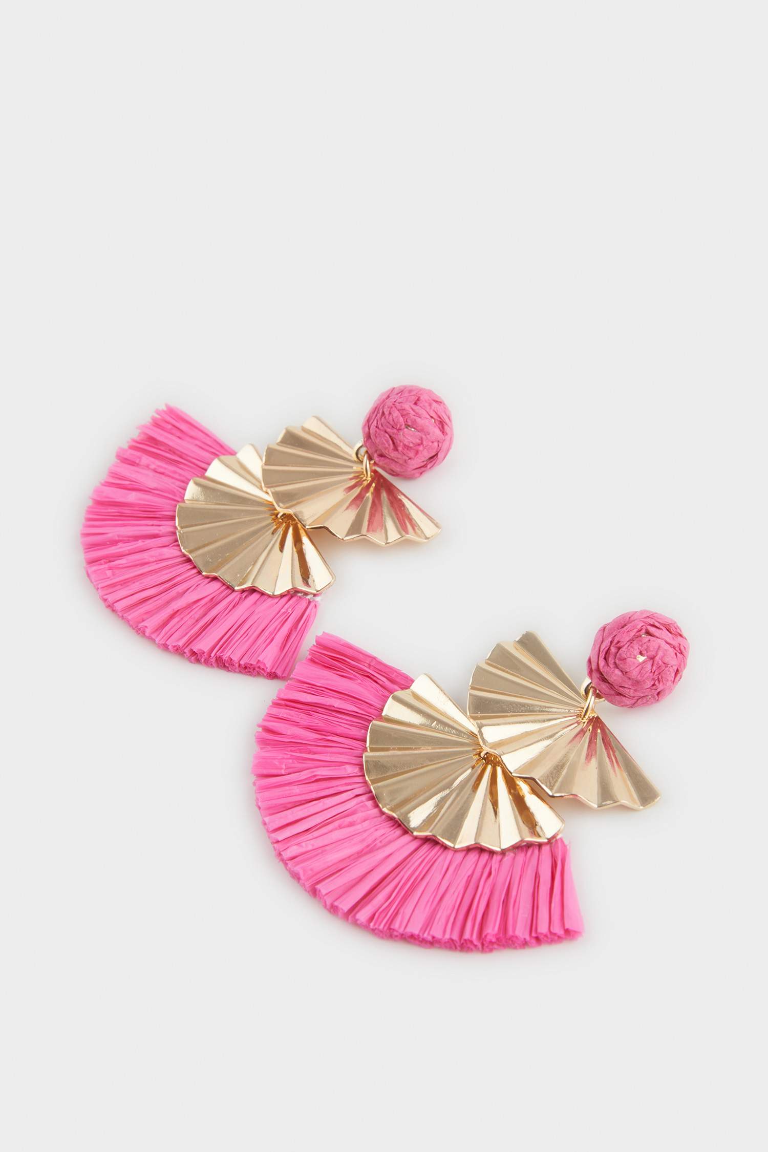 Boucles d’oreilles dorées avec détail en paille rose pour femme