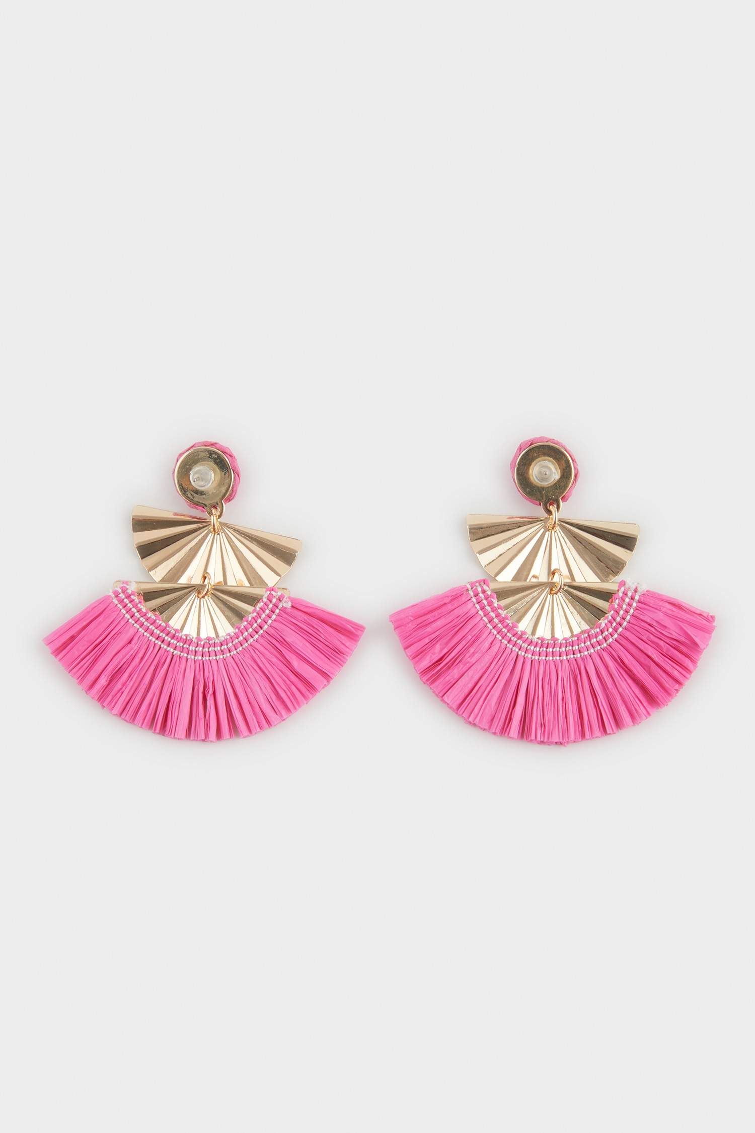 Boucles d’oreilles dorées avec détail en paille rose pour femme