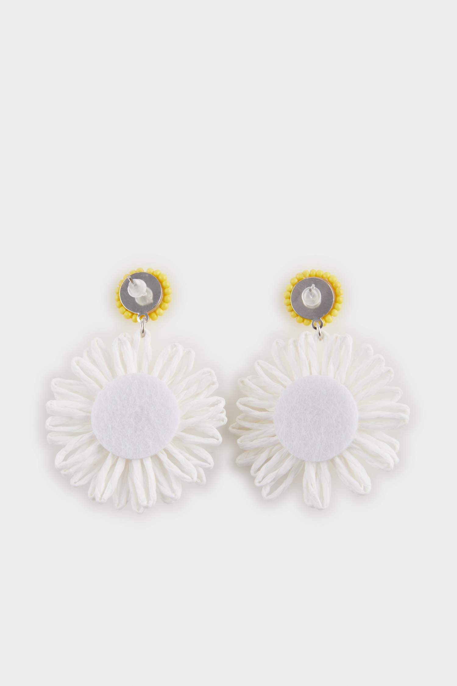 Woman Daisy Straw Detailed Earrings