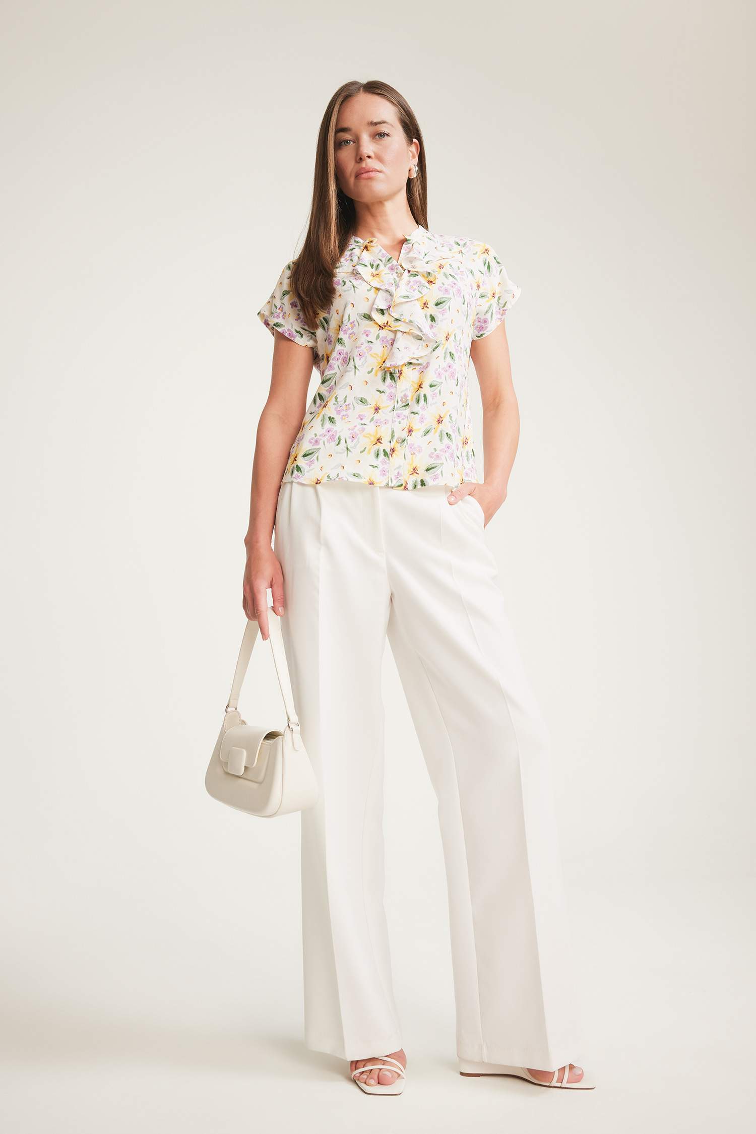 Regular Fit Kaçık Yaka Çiçek Desenli Kısa Kollu Bluz