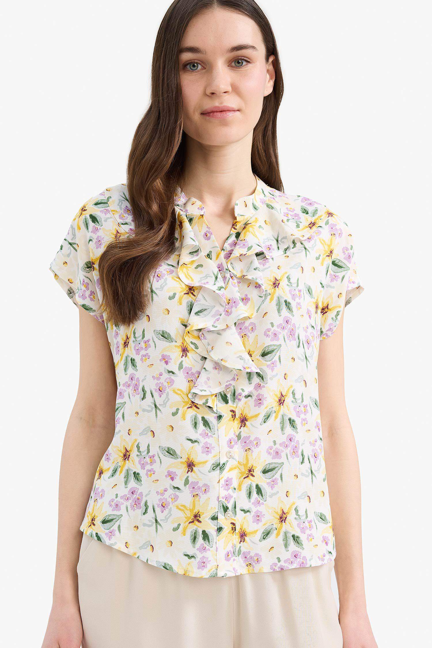 Regular Fit Kaçık Yaka Çiçek Desenli Kısa Kollu Bluz