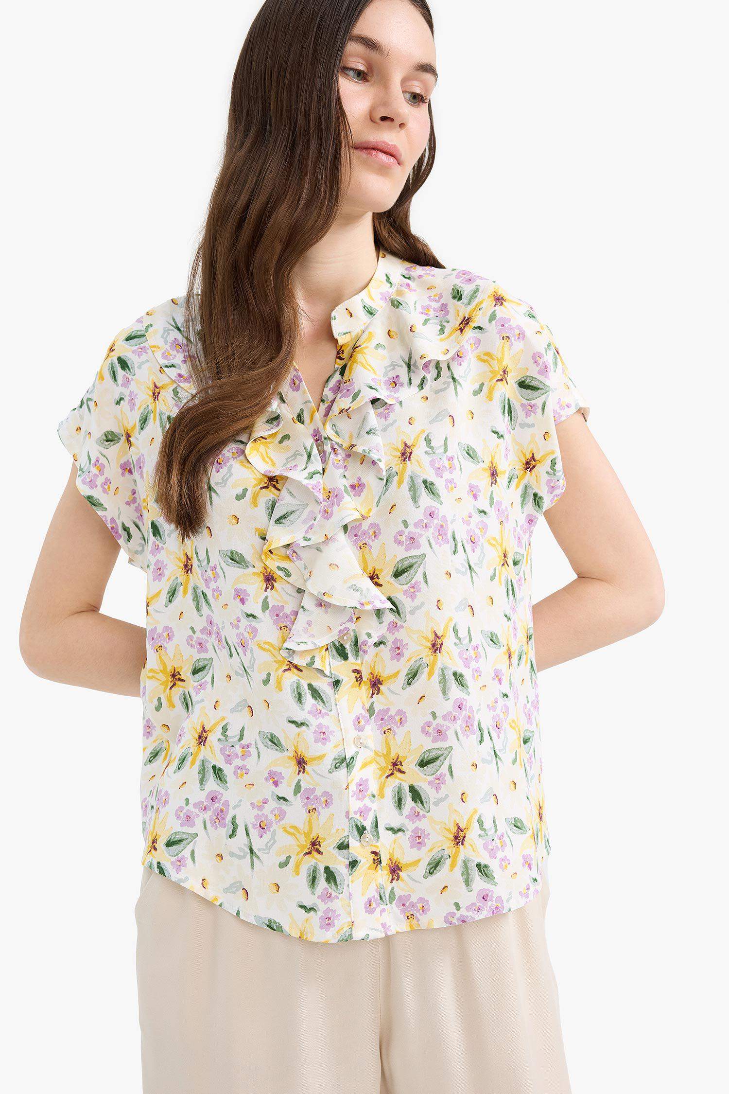Regular Fit Kaçık Yaka Çiçek Desenli Kısa Kollu Bluz