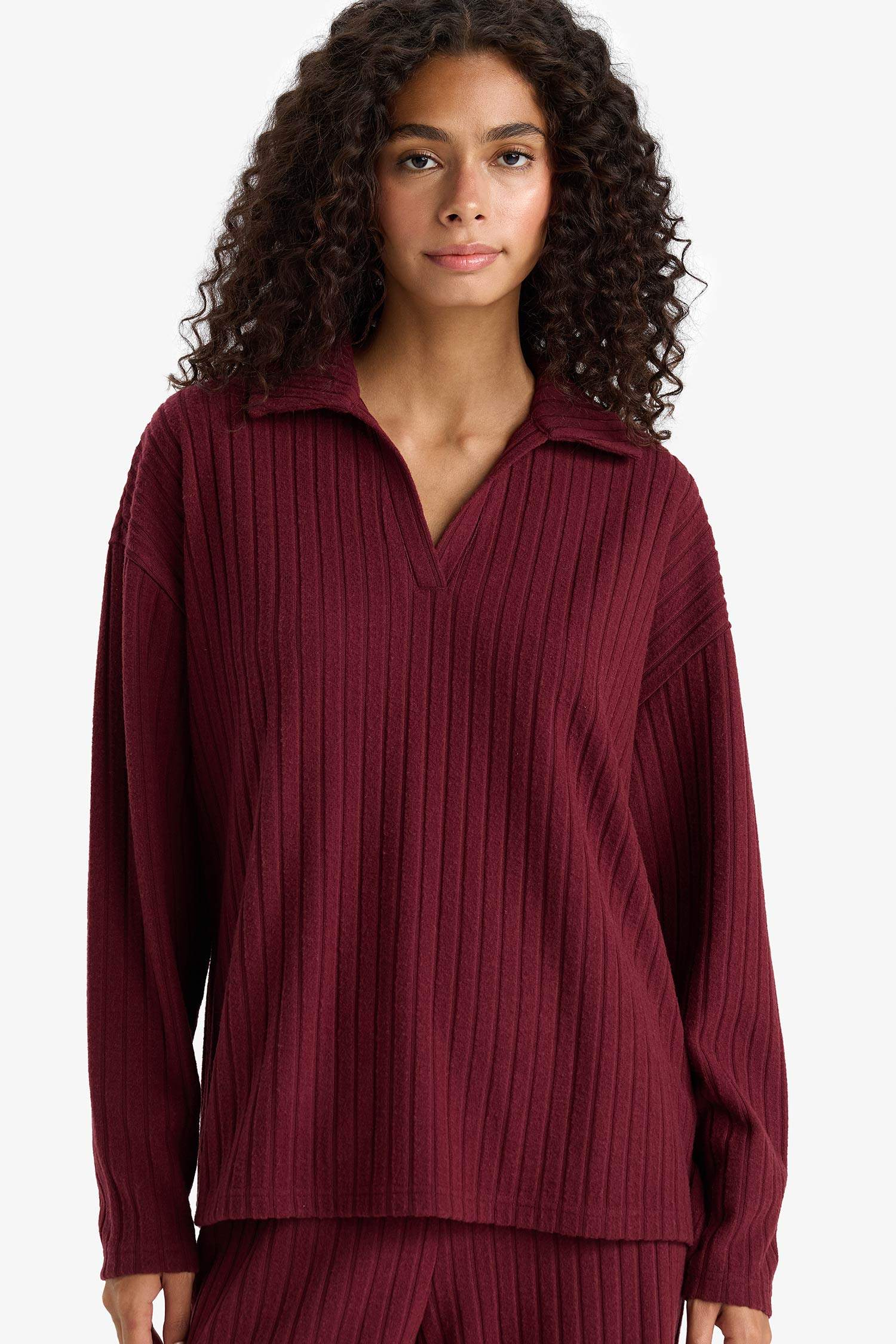 سويت شيرت قصة مريحة بياقة بولو