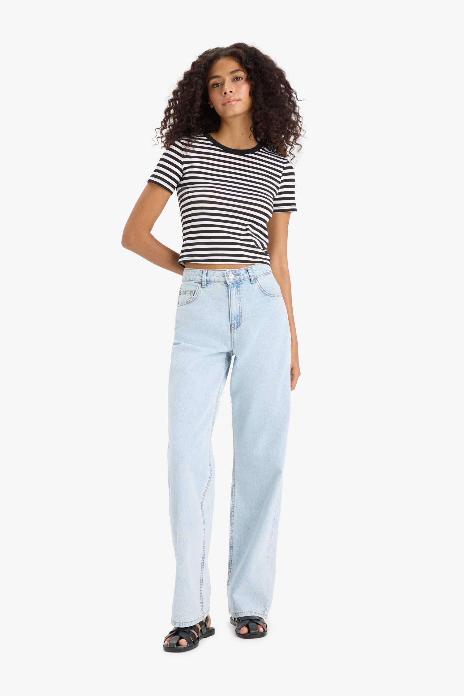 Узкая полосатая футболка Slim Fit с круглым вырезом и короткими рукавами.