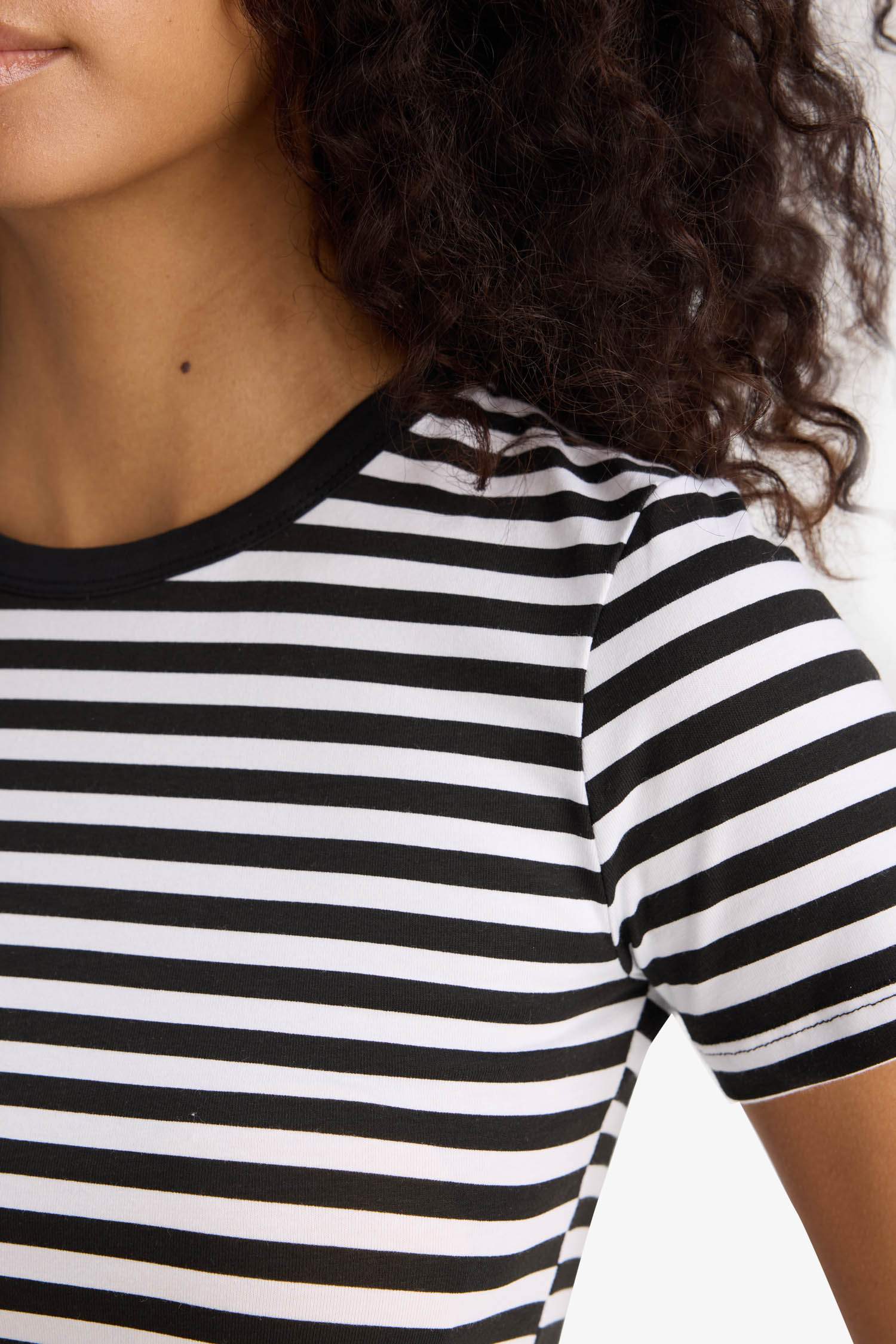 Узкая полосатая футболка Slim Fit с круглым вырезом и короткими рукавами.