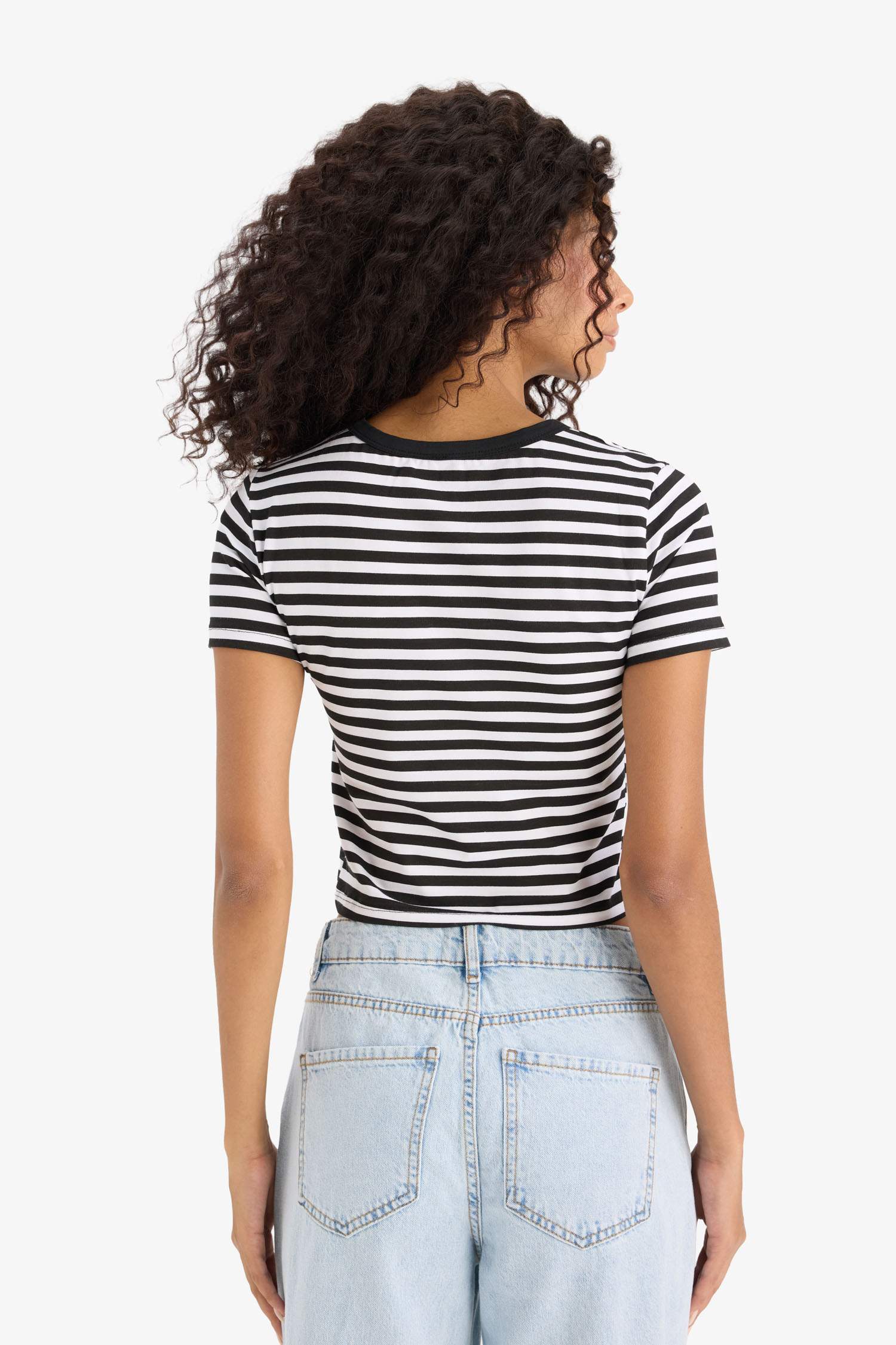 Узкая полосатая футболка Slim Fit с круглым вырезом и короткими рукавами.