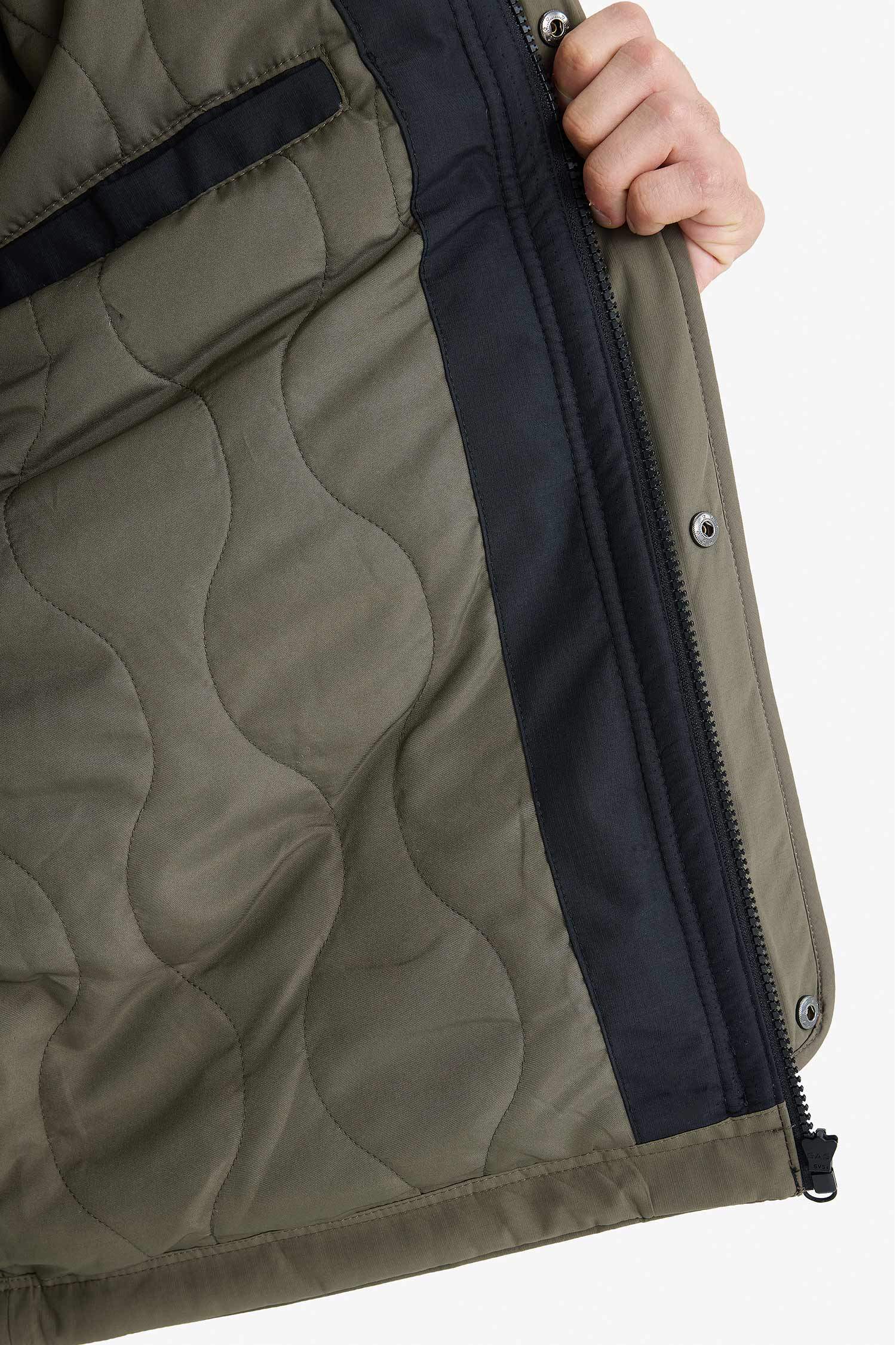 Водонепроницаемая куртка Regular Fit с капюшоном, с деталями принта и молнии, с внутренними карманами