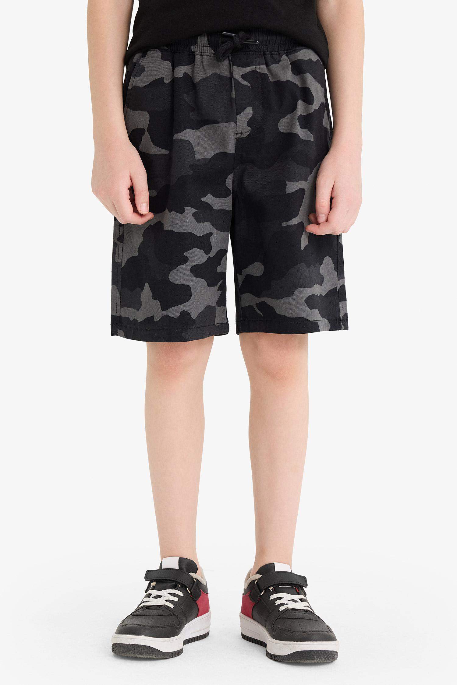 Short en gabardine à motif camouflage pour garçon