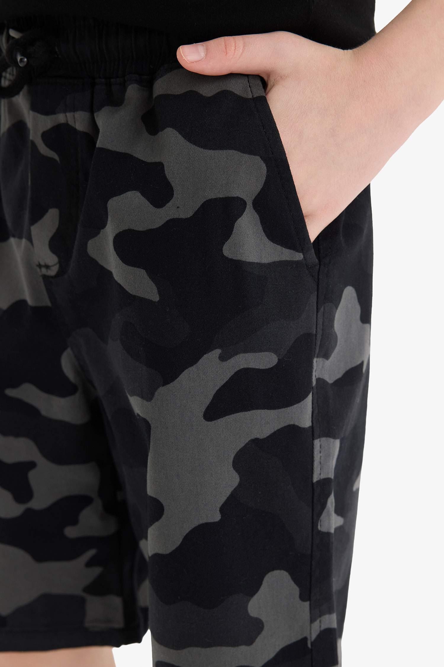 Short en gabardine à motif camouflage pour garçon