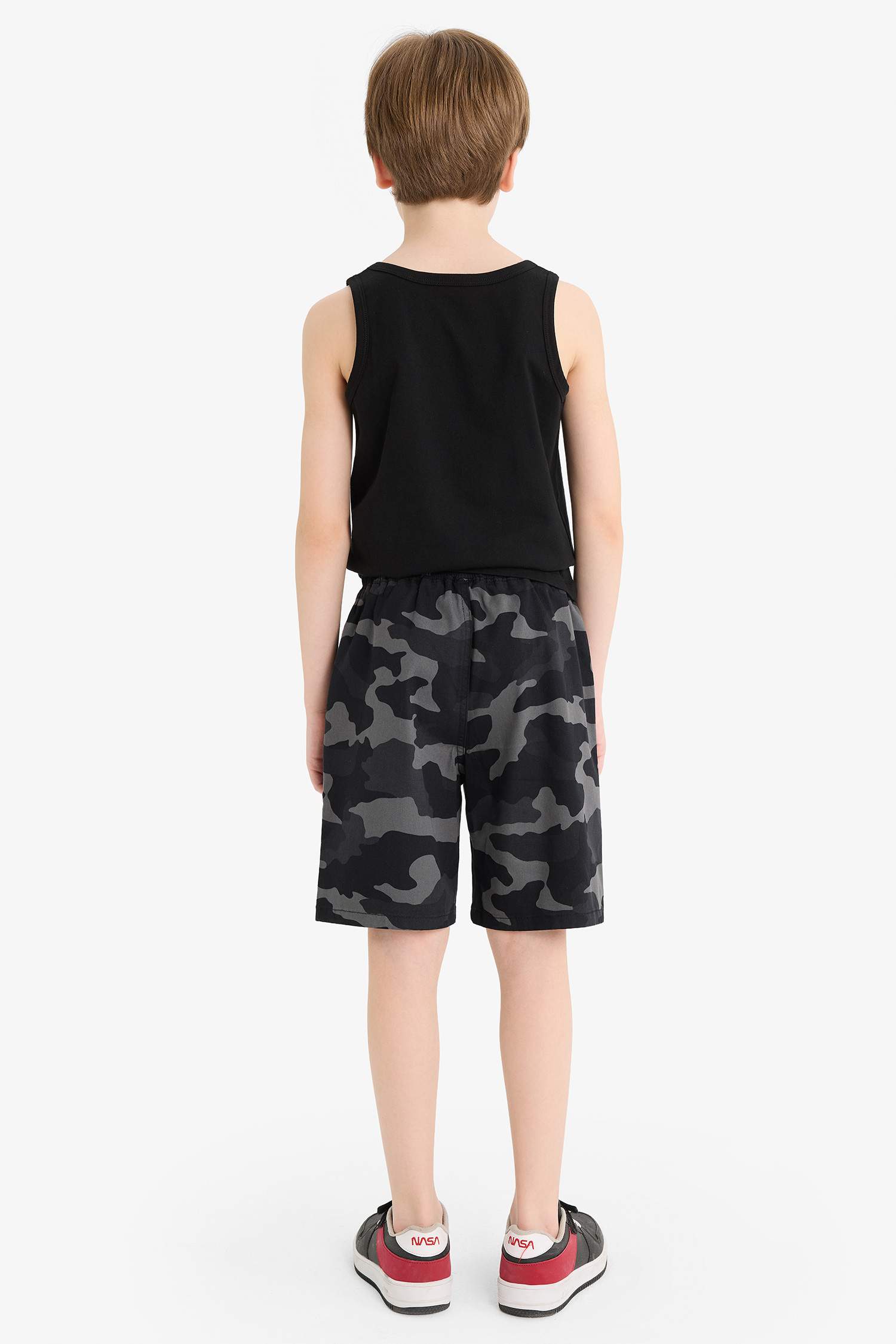 Short en gabardine à motif camouflage pour garçon