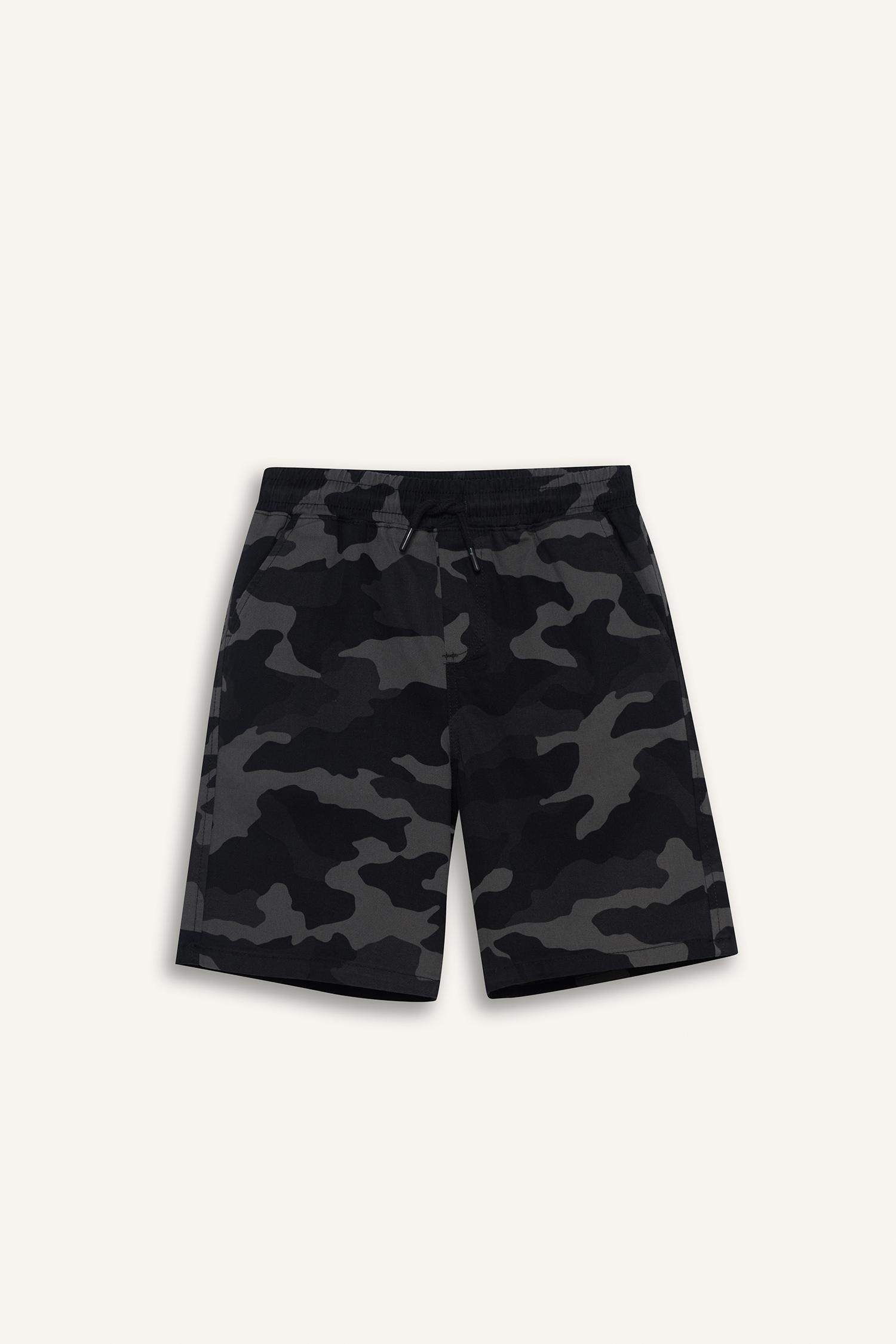 Short en gabardine à motif camouflage pour garçon