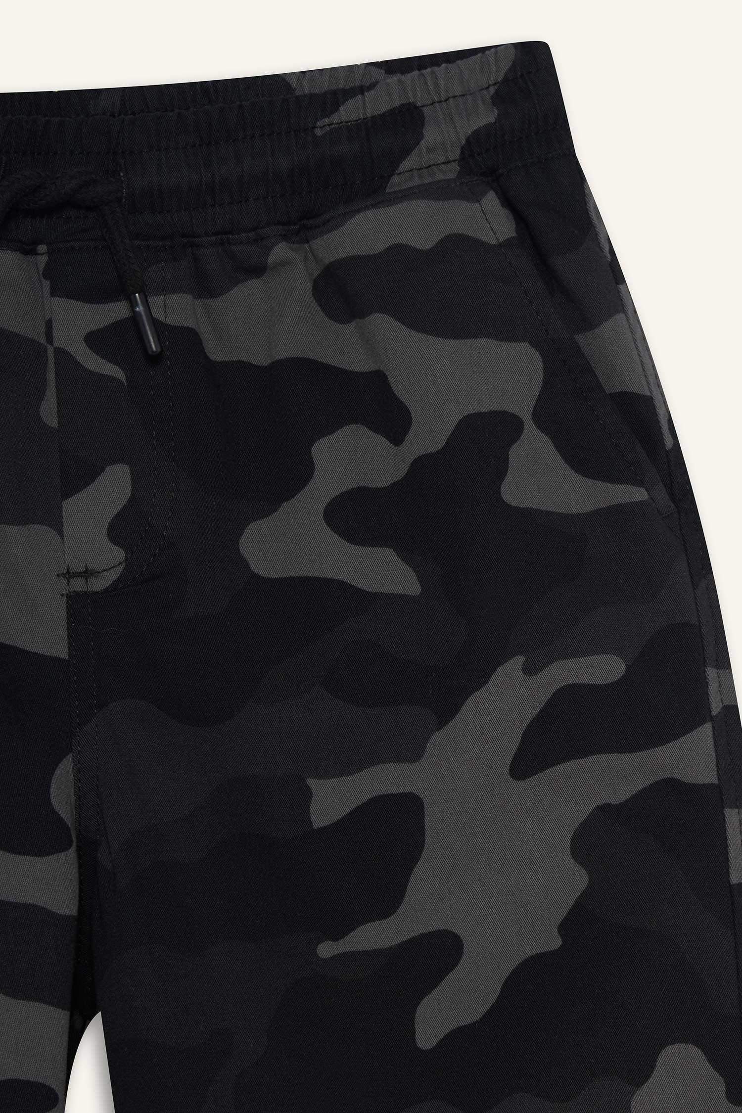 Short en gabardine à motif camouflage pour garçon