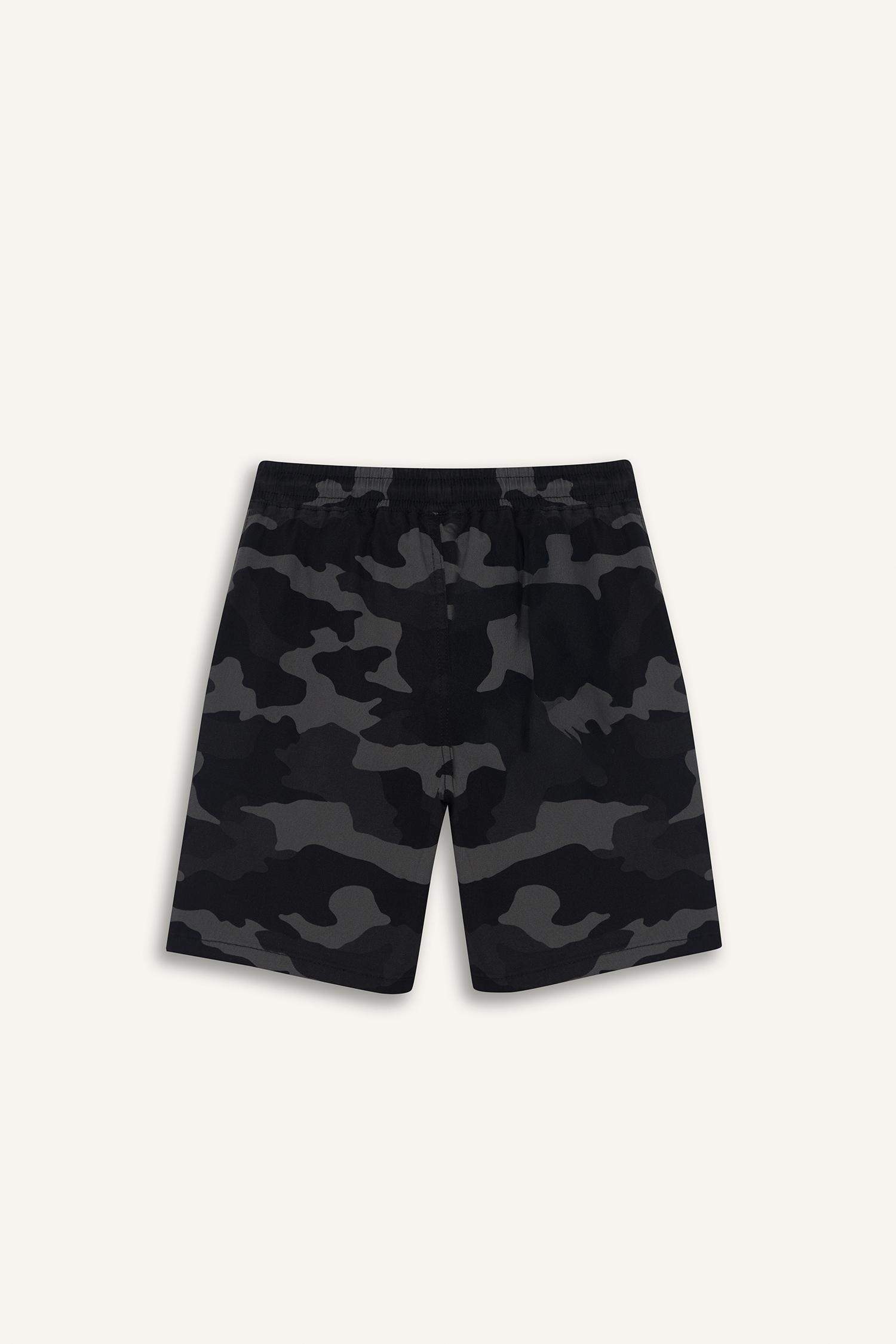 Short en gabardine à motif camouflage pour garçon