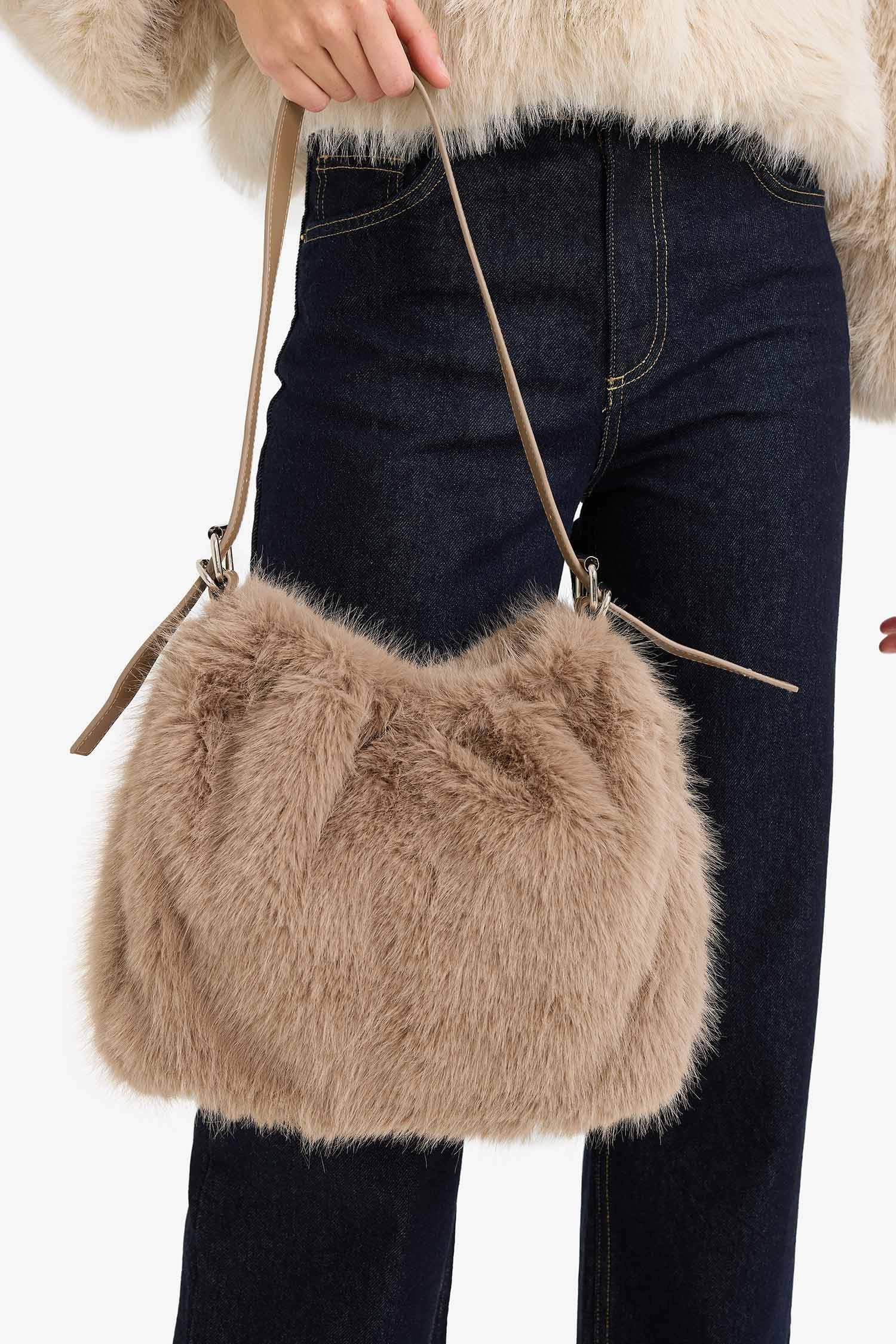 Kadın Pelüş Çapraz Çanta