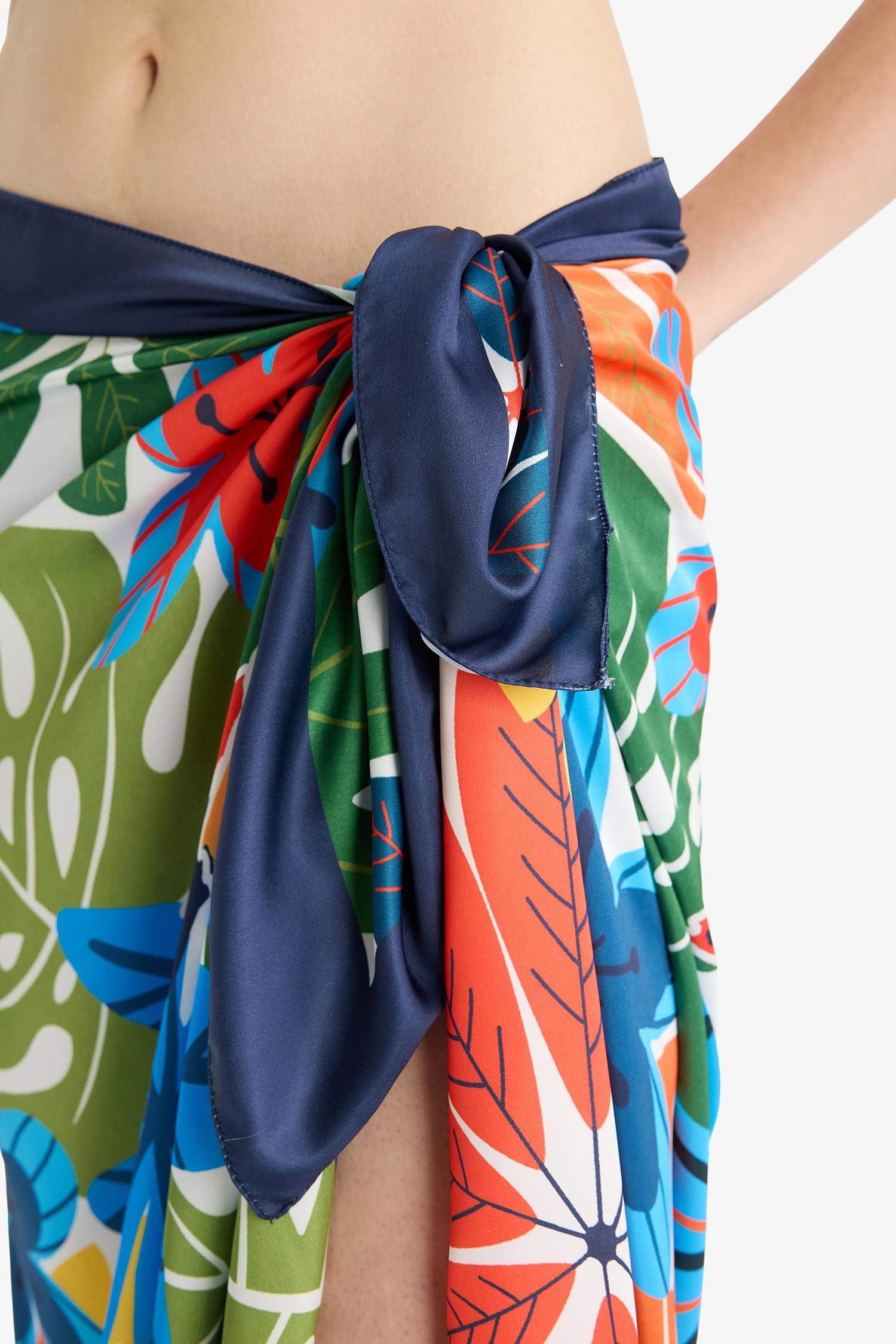 Paréo en satin à motif tropical
