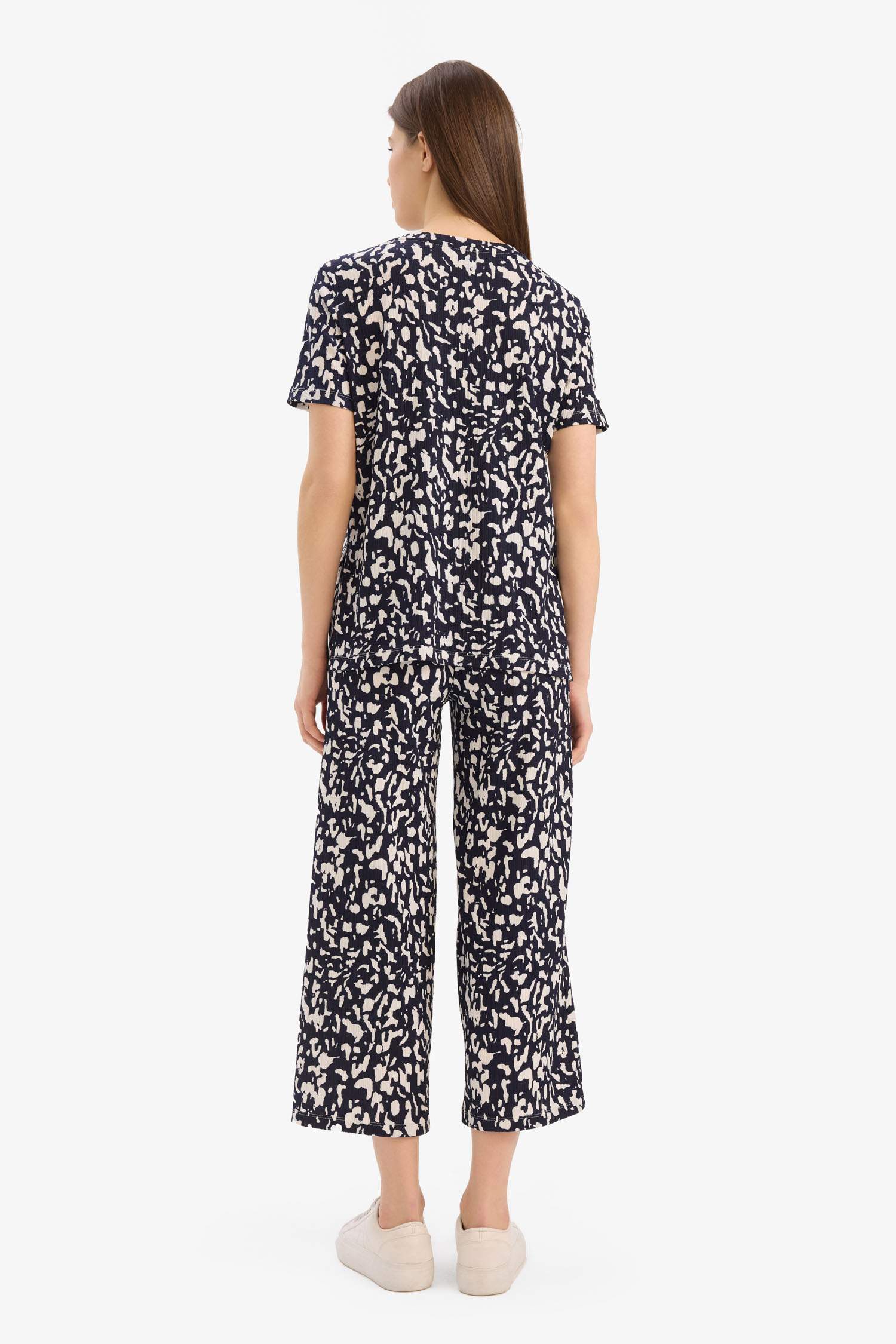 Regular Fit 2'li Takım Bürümcük Kumaş Desenli Kısa Kollu Üst Beli Lastikli Kapri Alt