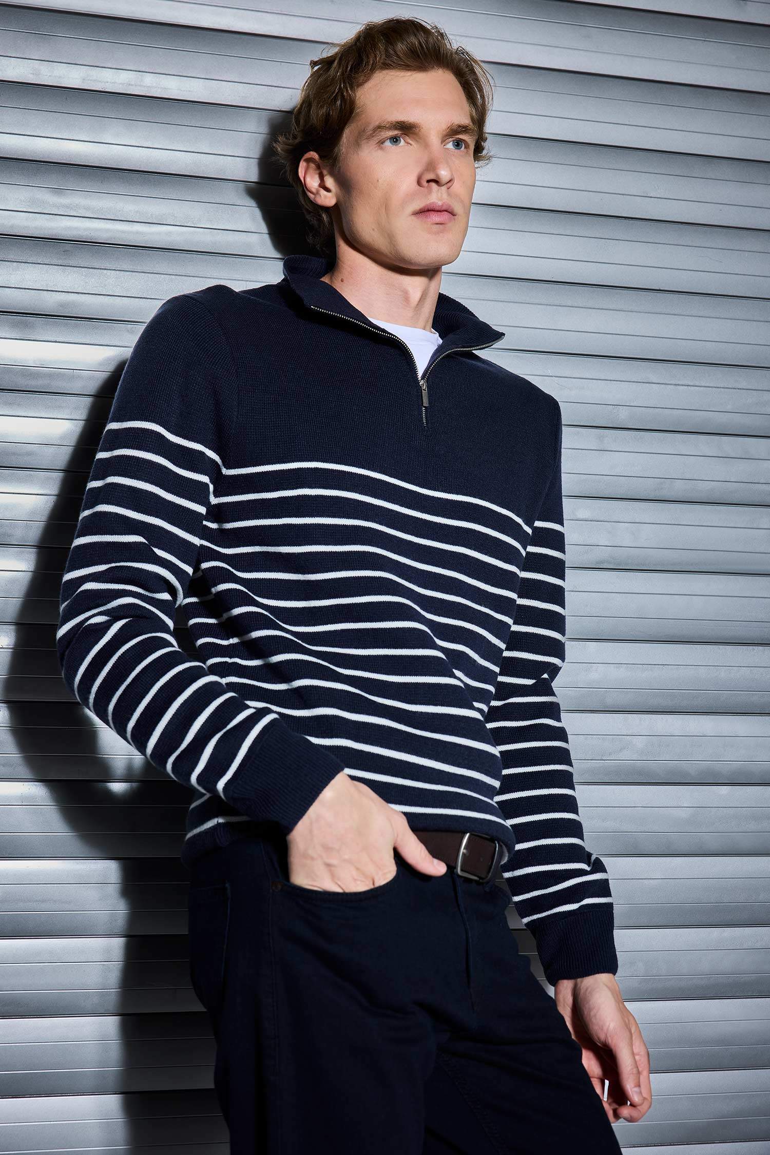 Standart Fit Yarım Fermuarlı Çizgili Triko Kazak