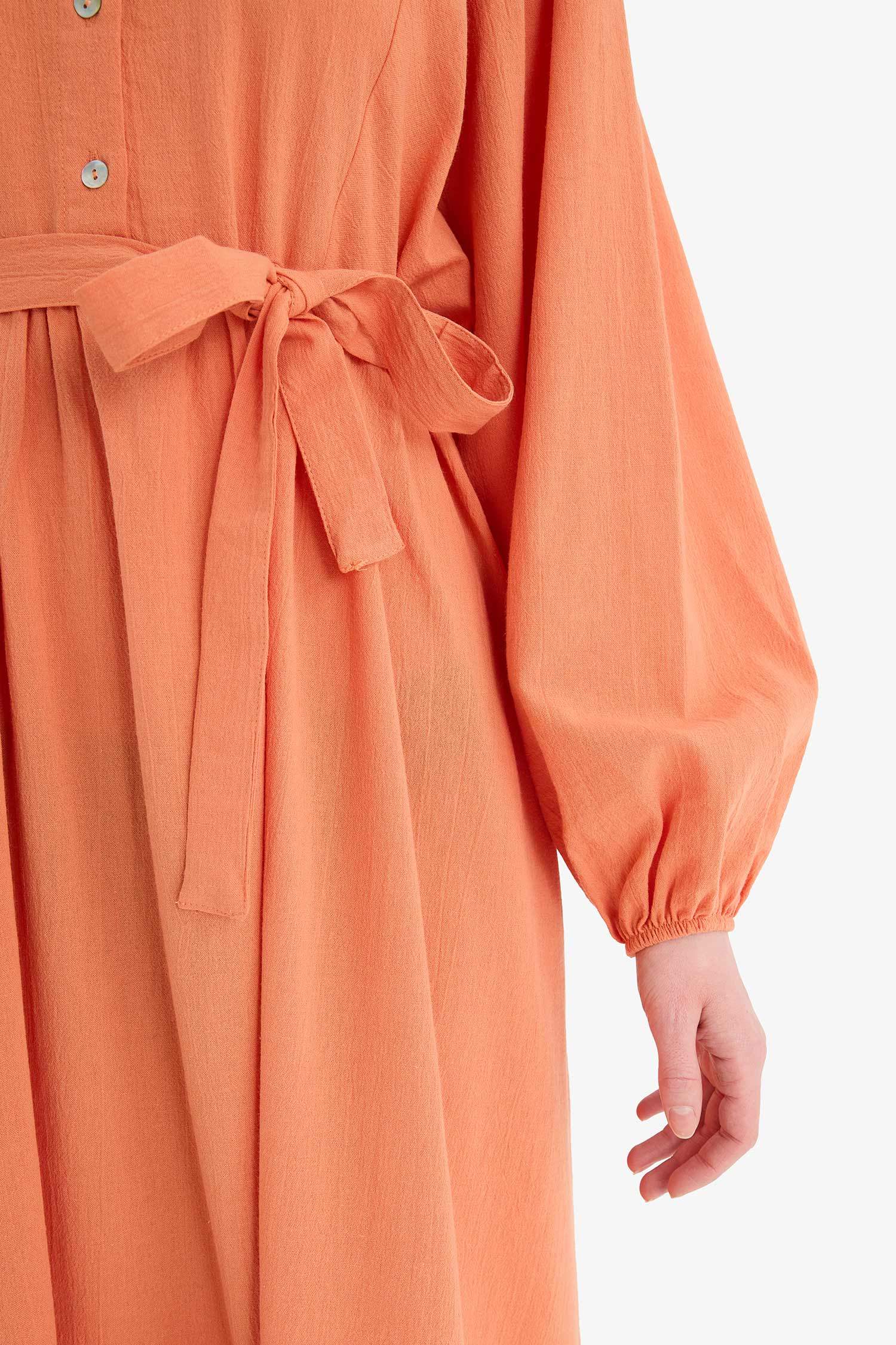 Relax Fit Hakim Yaka Kuşaklı Müslin Uzun Kollu Maxi Tesettür Elbise