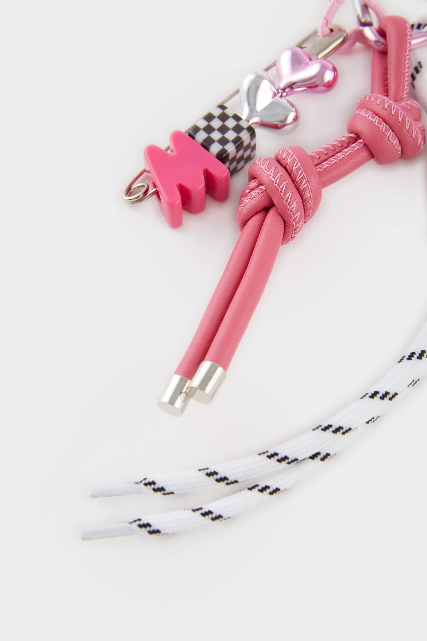 Kadın Pembe Kalpli İpli Charm Anahtarlık