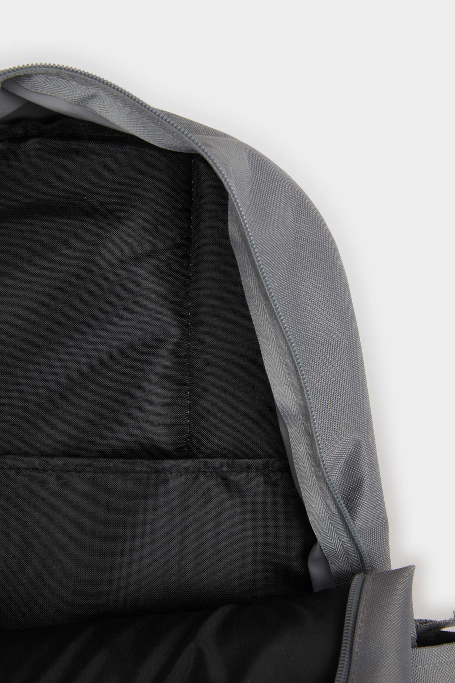 شنطة ظهر مدرسه رمادي للجنسين