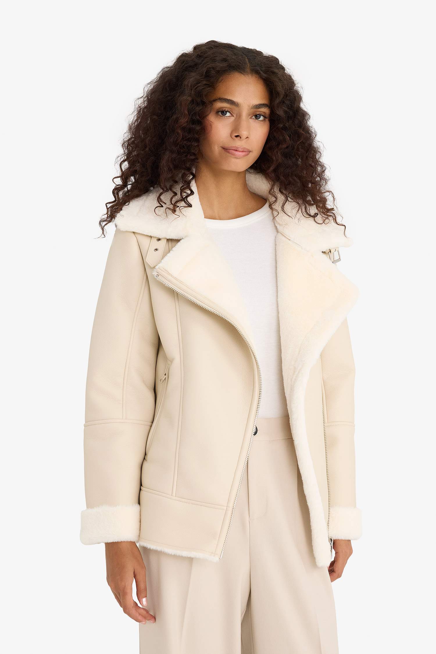 جاكيت شتوي واسع أوفر سايز واتر بروف ببطانة فرو صناعي وسوستة