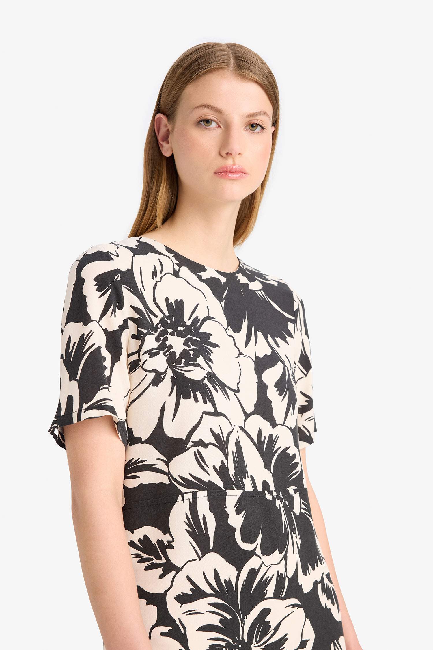 فستان قصير مطبوع بياخة مستديرة