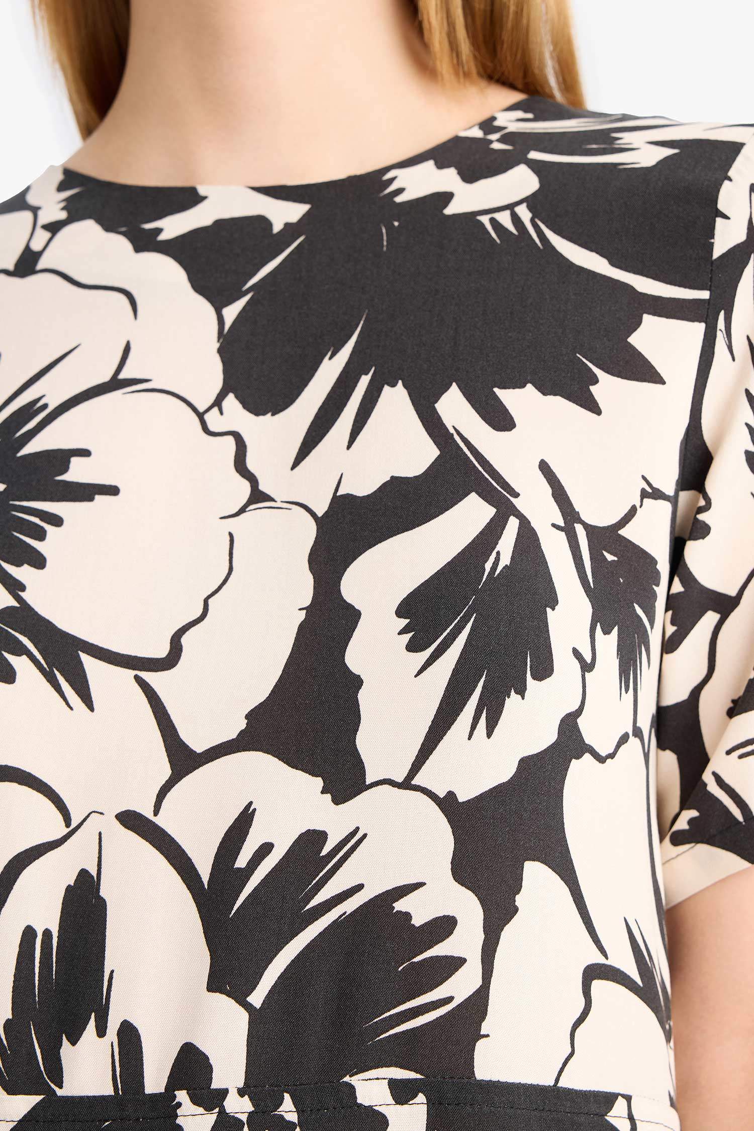 Bisiklet Yaka Çiçek Desenli Kısa Kollu Mini Yazlık Elbise