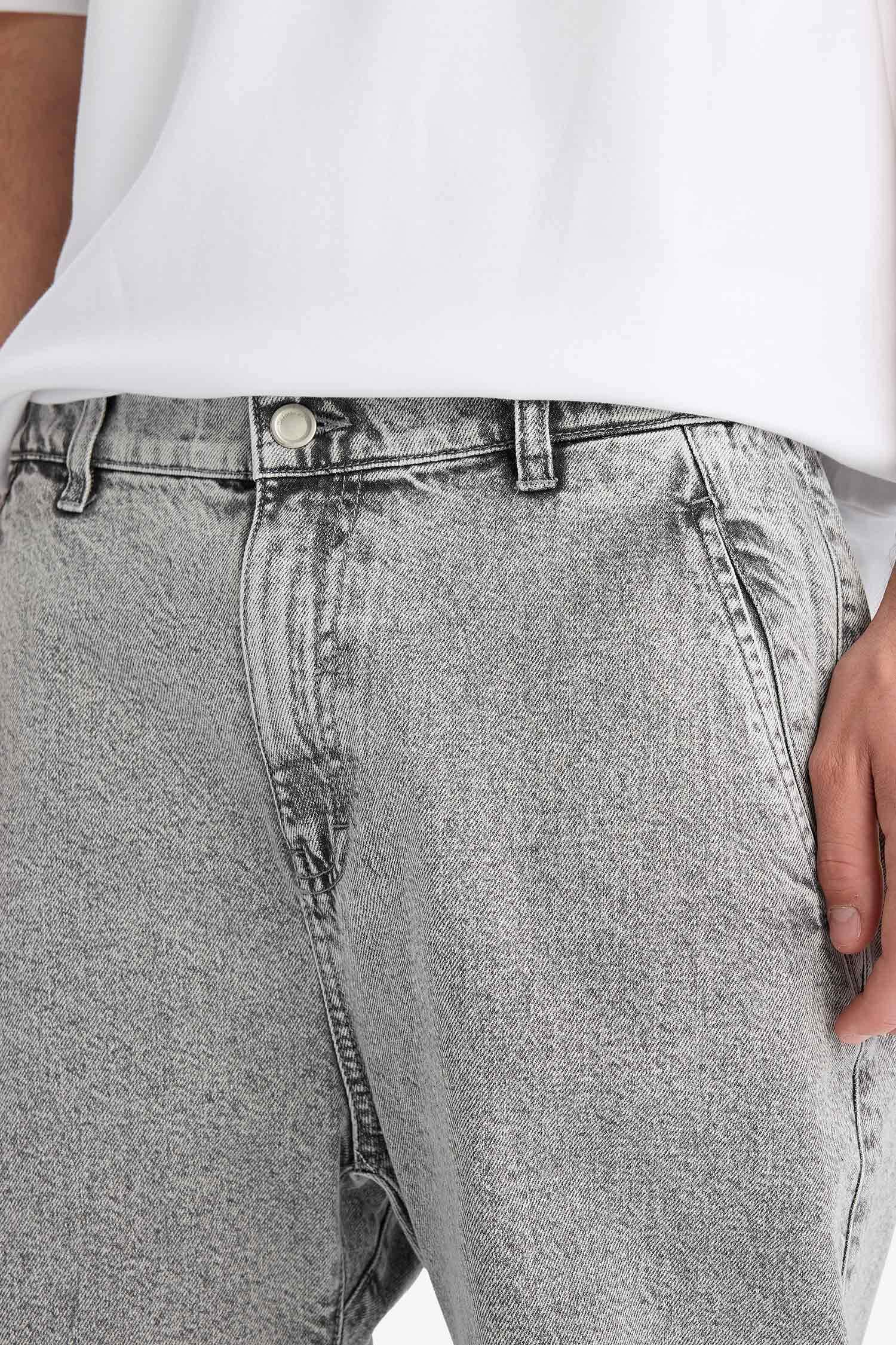 Джинсы с эластичной посадкой, свободного кроя и прямыми штанинами