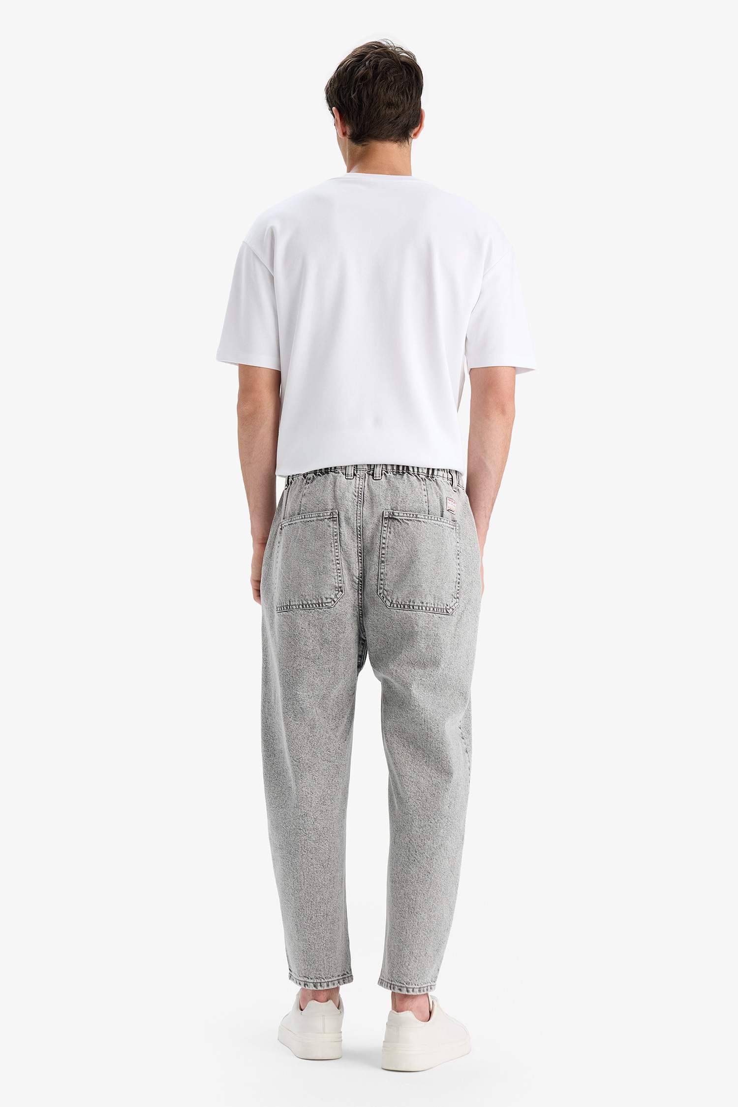 Джинсы с эластичной посадкой, свободного кроя и прямыми штанинами