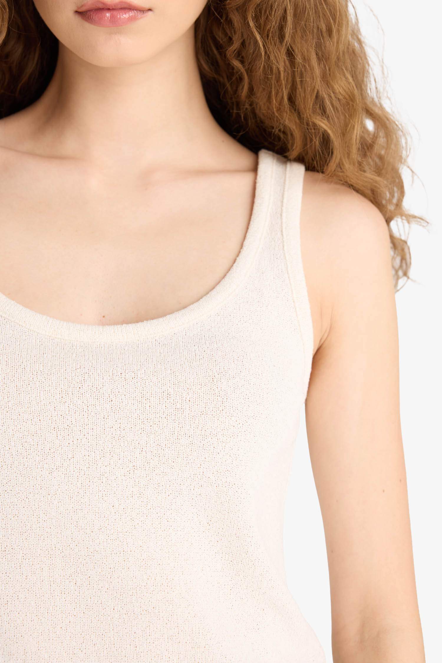 كيمونه ابيض ذو مظهرتريكو قصة فضفاضة