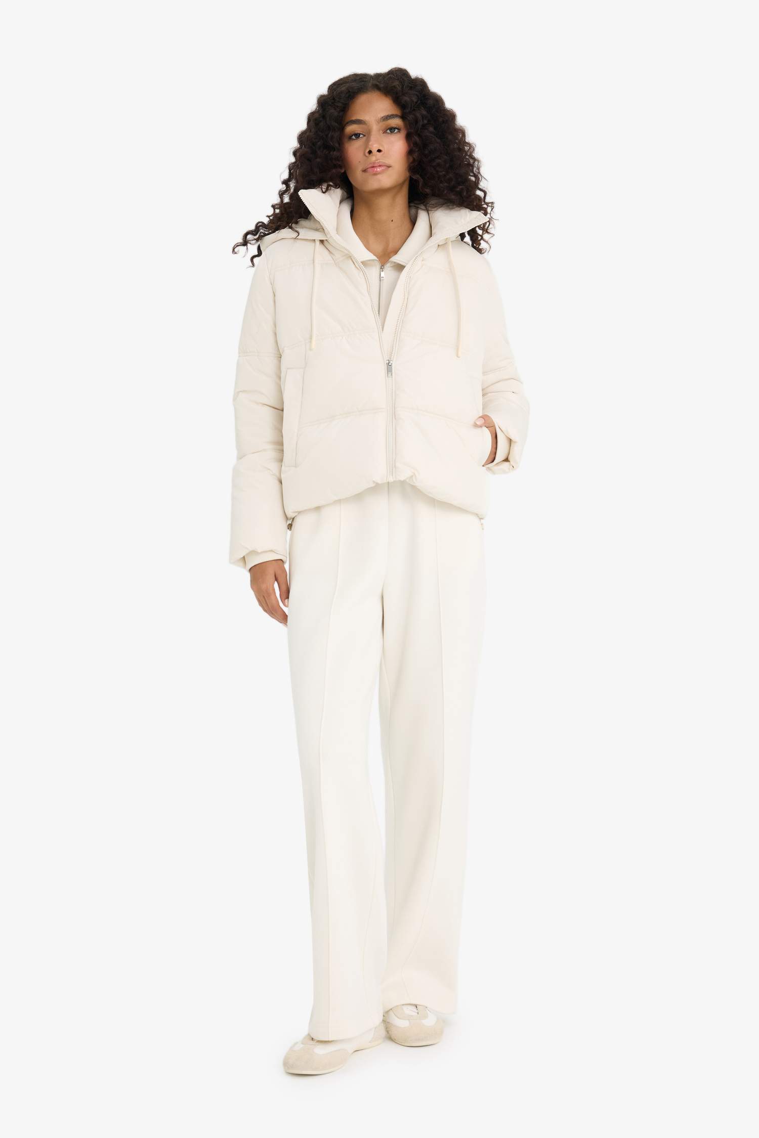 قمصلة نفخ قصة عادية بغطاء للرأس