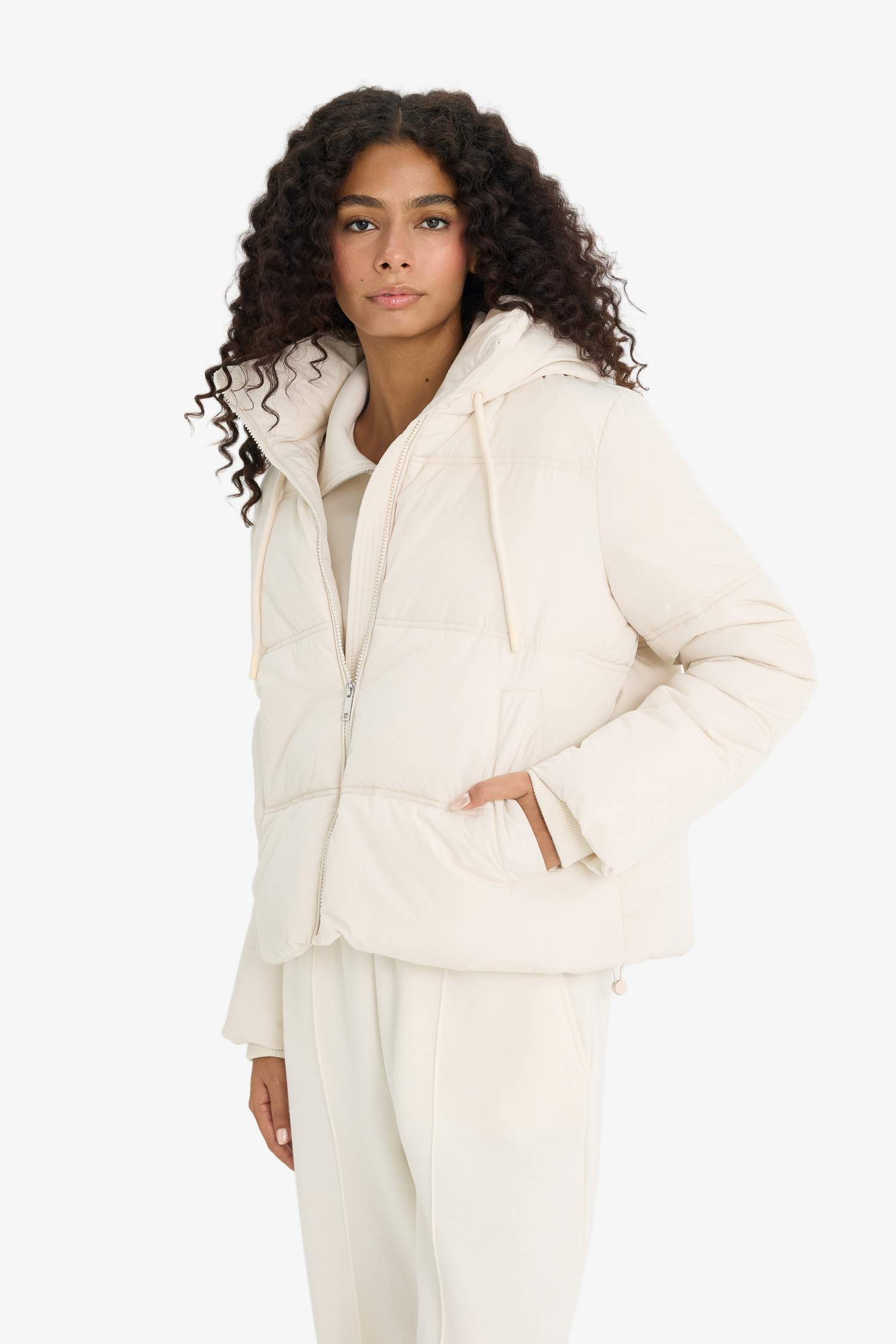 قمصلة نفخ قصة عادية بغطاء للرأس