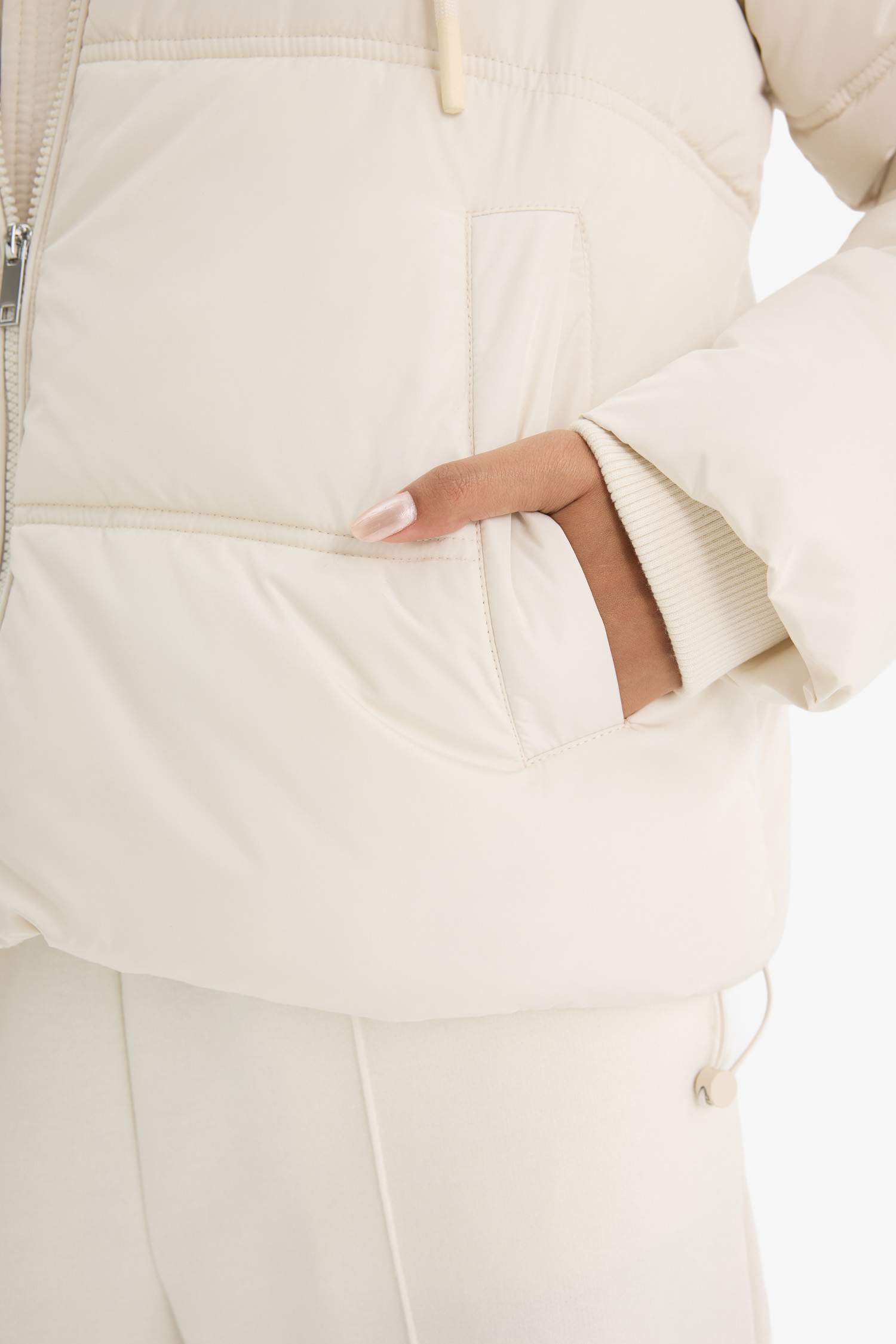 قمصلة نفخ قصة عادية بغطاء للرأس