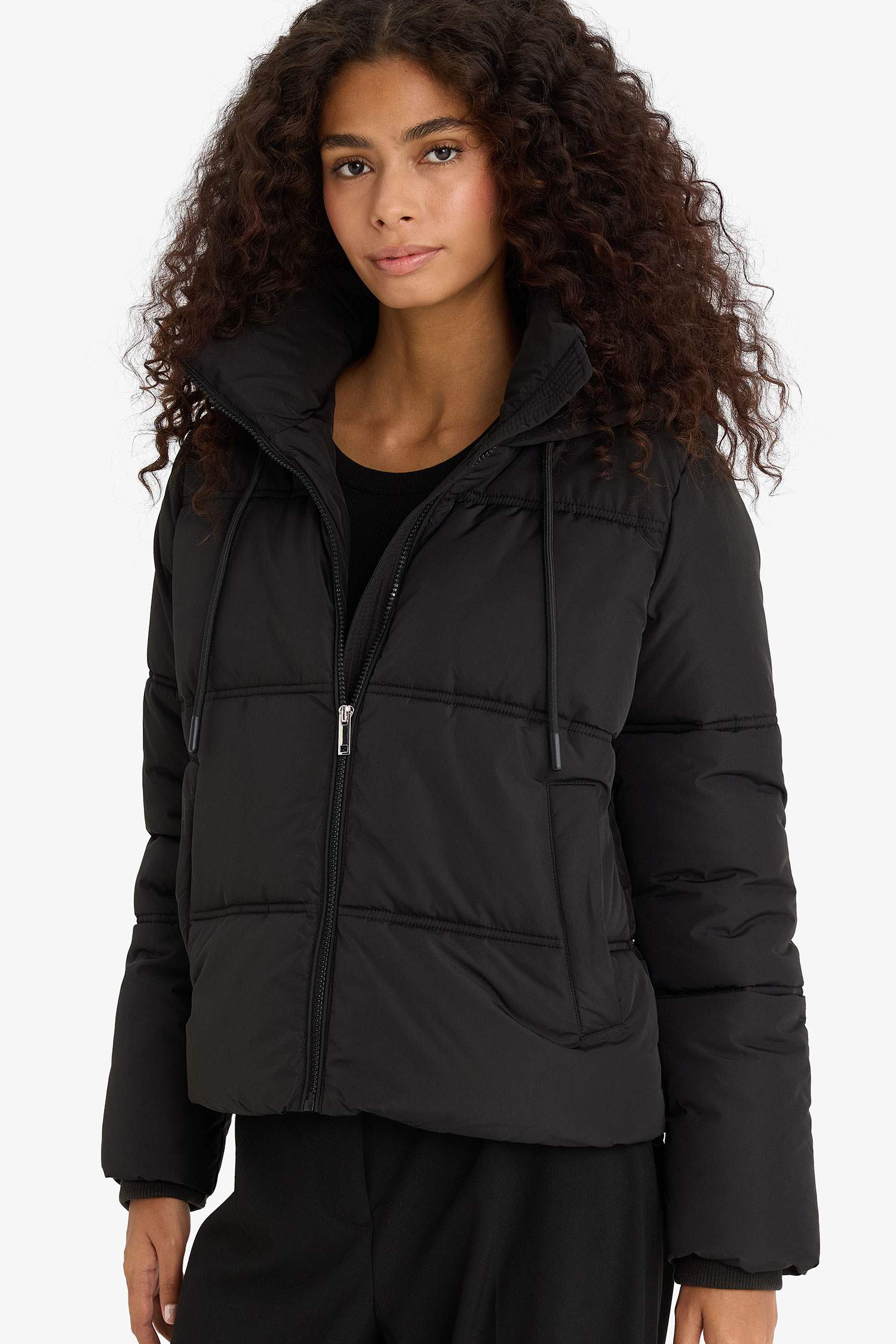 قمصلة نفخ قصة عادية بغطاء للرأس