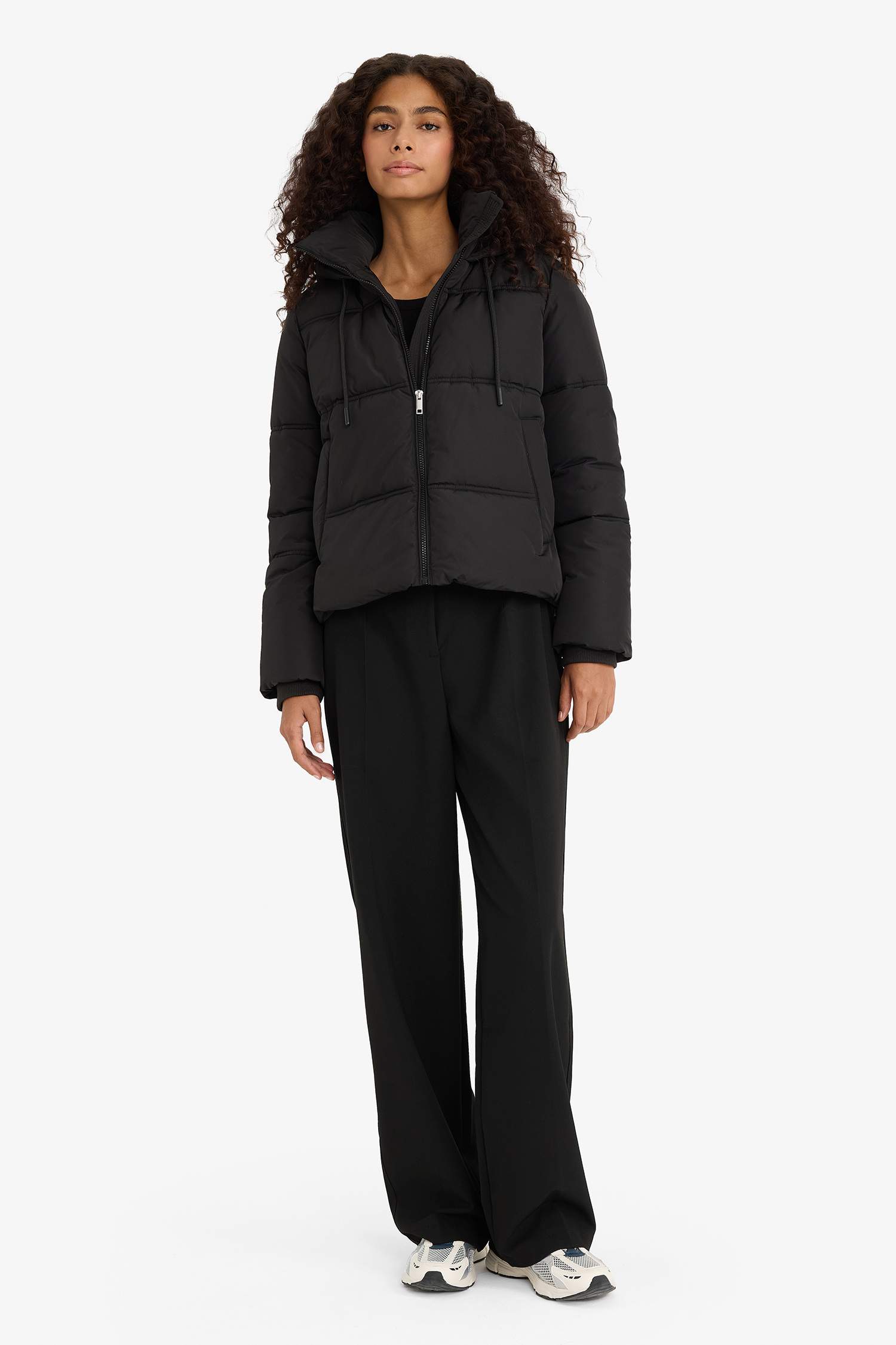 قمصلة نفخ قصة عادية بغطاء للرأس