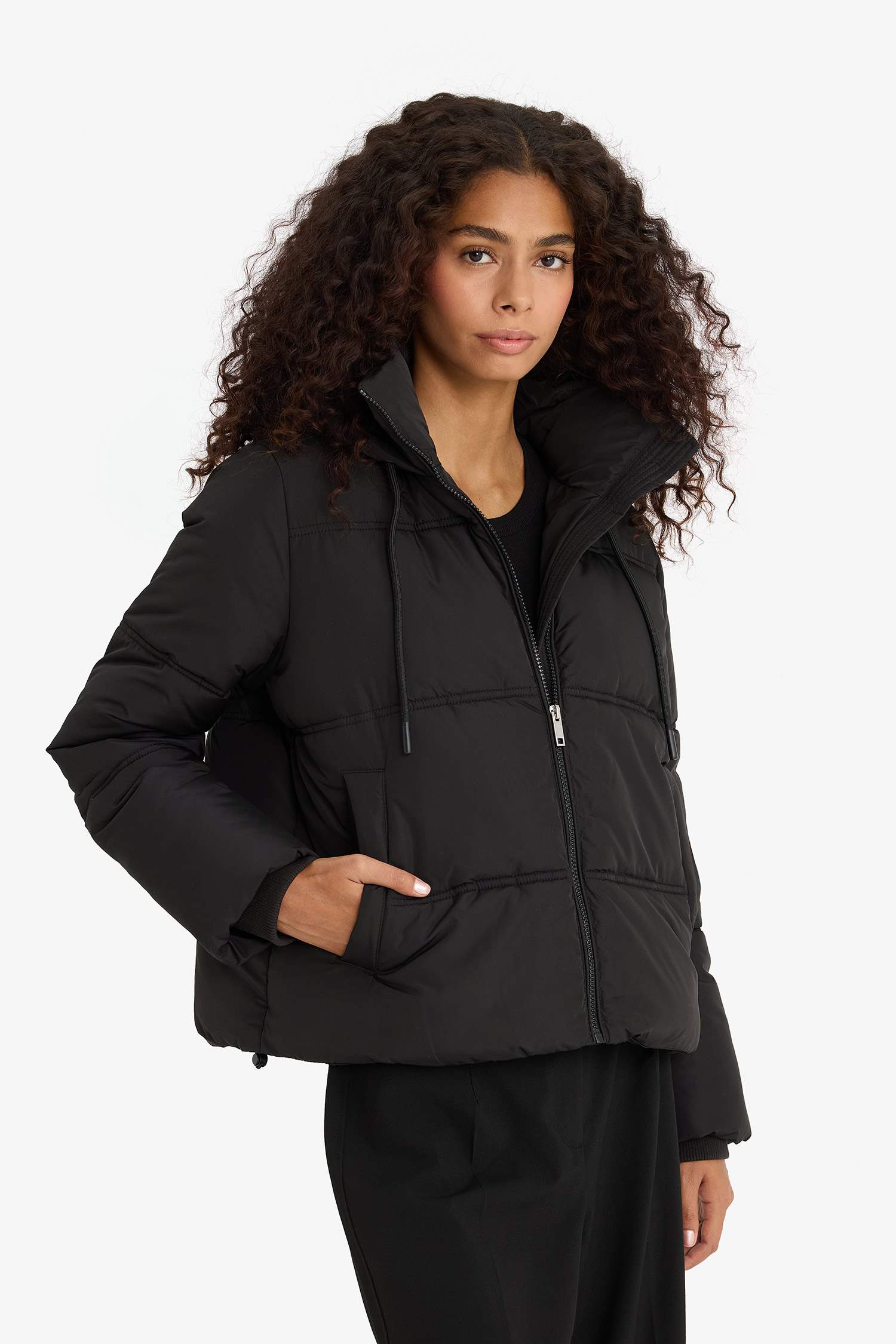 قمصلة نفخ قصة عادية بغطاء للرأس