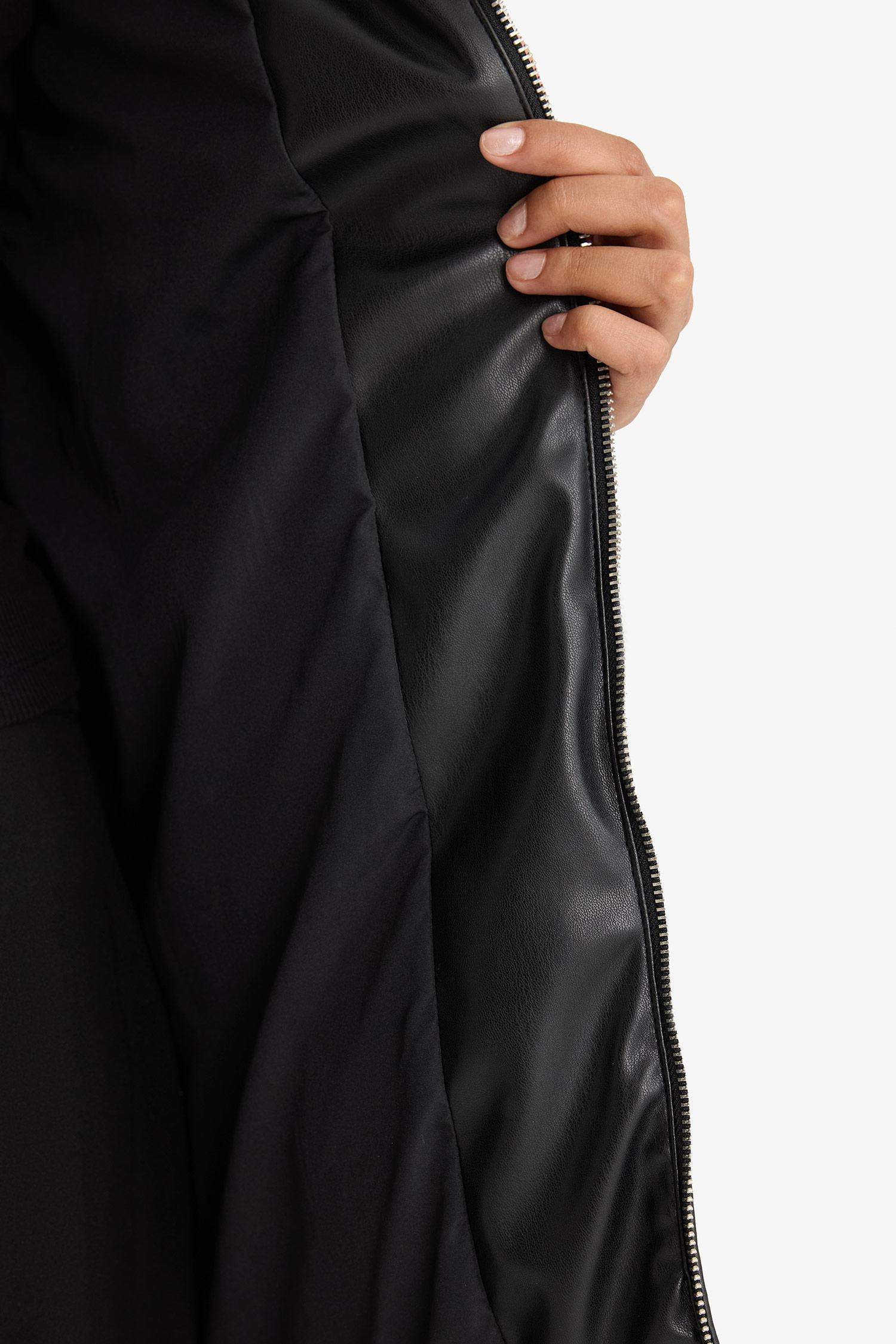 قمصلة نفخ قصة عادية بغطاء للرأس