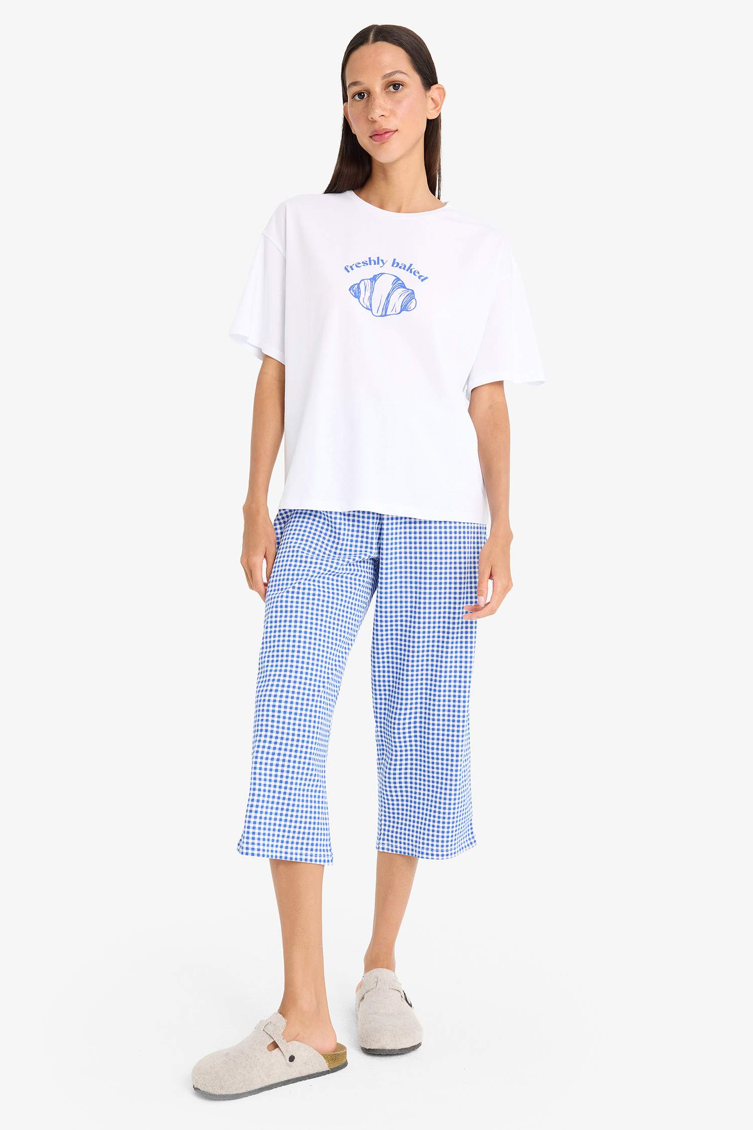 سيت بجامة تيشيرت و شورت كابري قصة عادية من Fall in Love - قطعتين