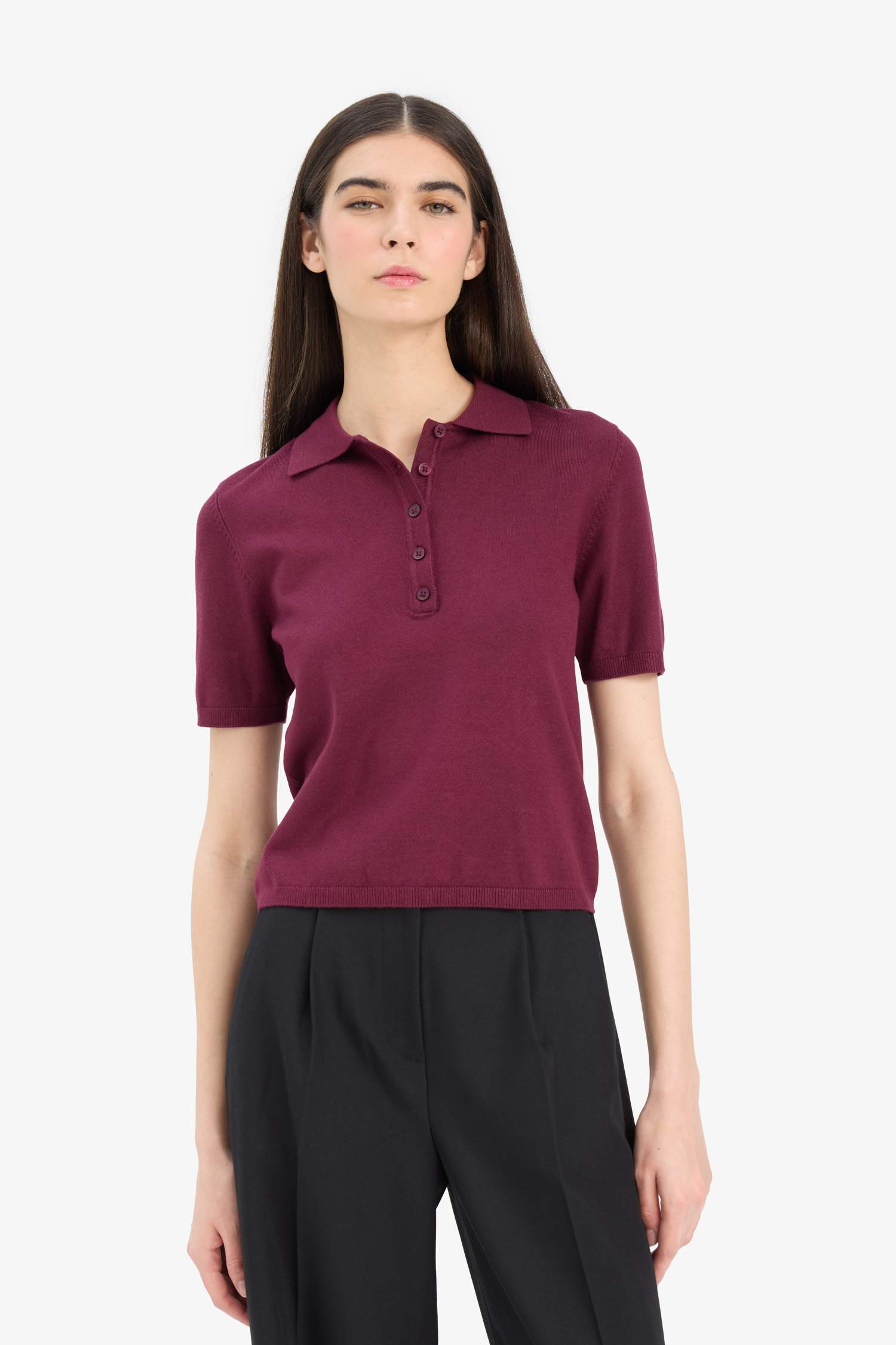 Приталенный трикотажный свитер с воротником-поло