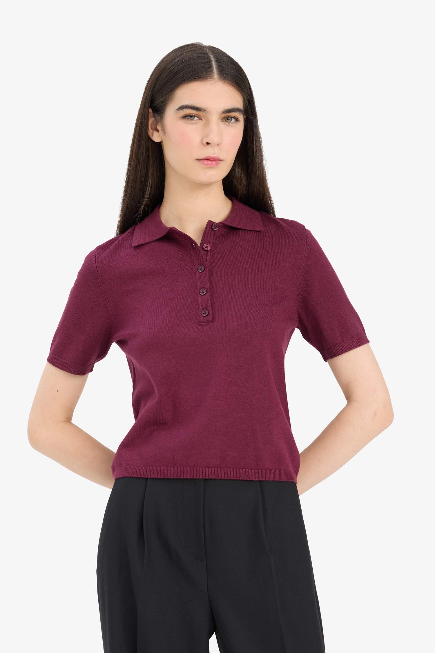 Приталенный трикотажный свитер с воротником-поло