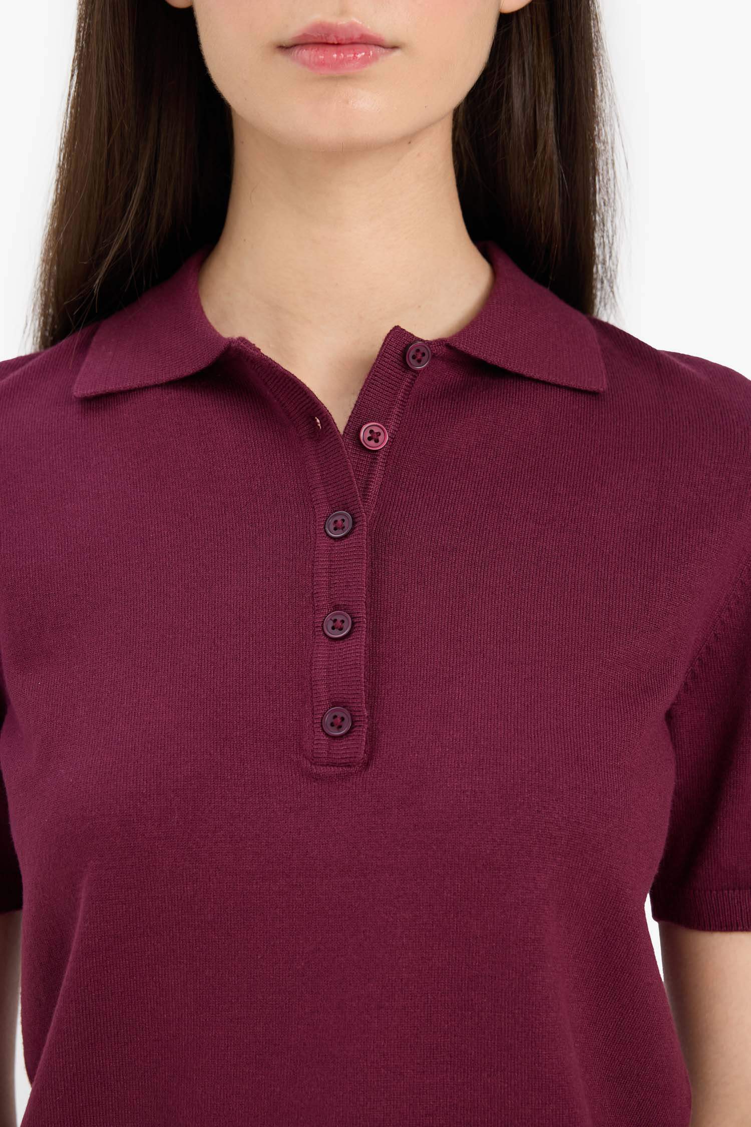 Приталенный трикотажный свитер с воротником-поло